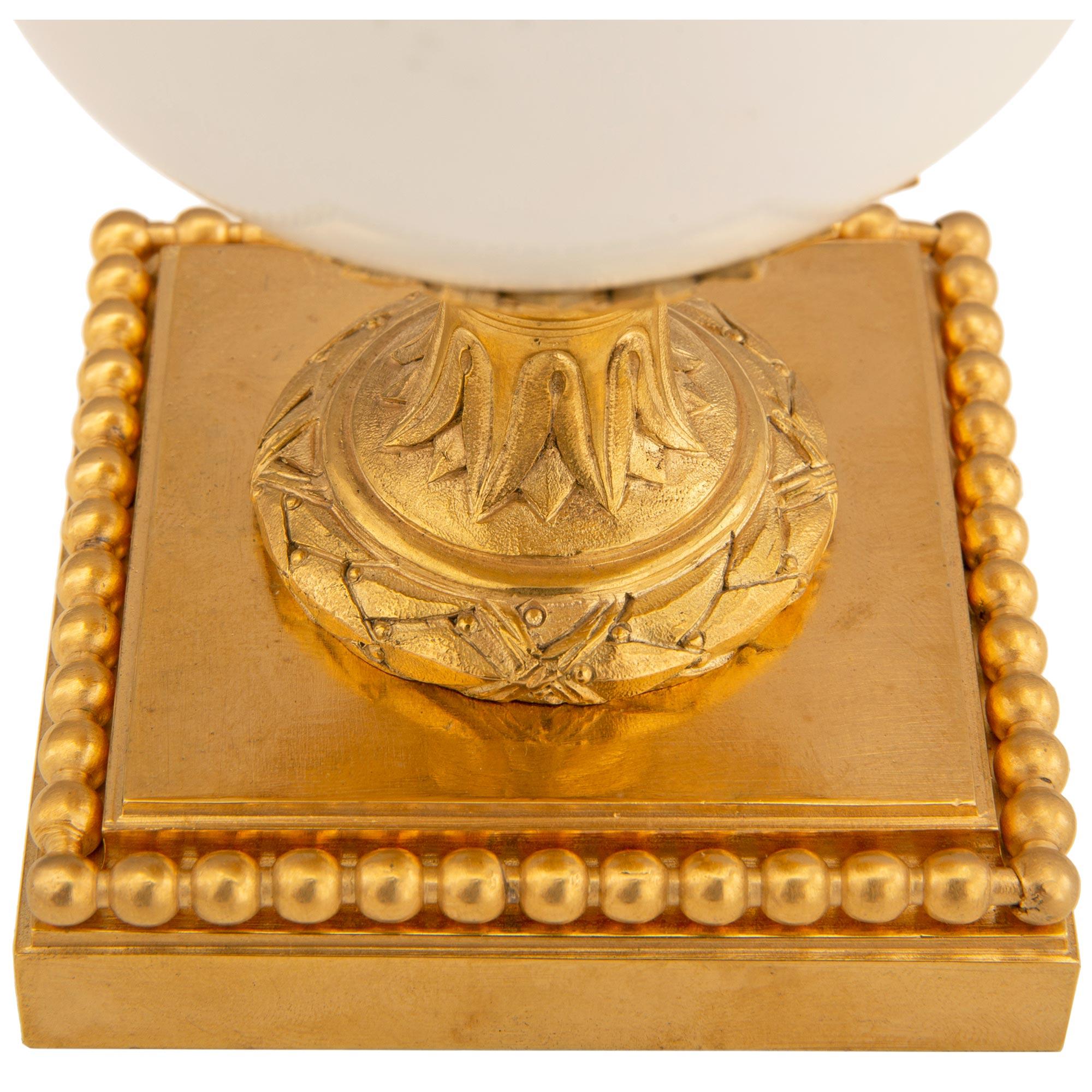 Paar französische Louis-XVI-Kandelaber aus Goldbronze und Marmor aus dem 19. Jahrhundert im Angebot 3
