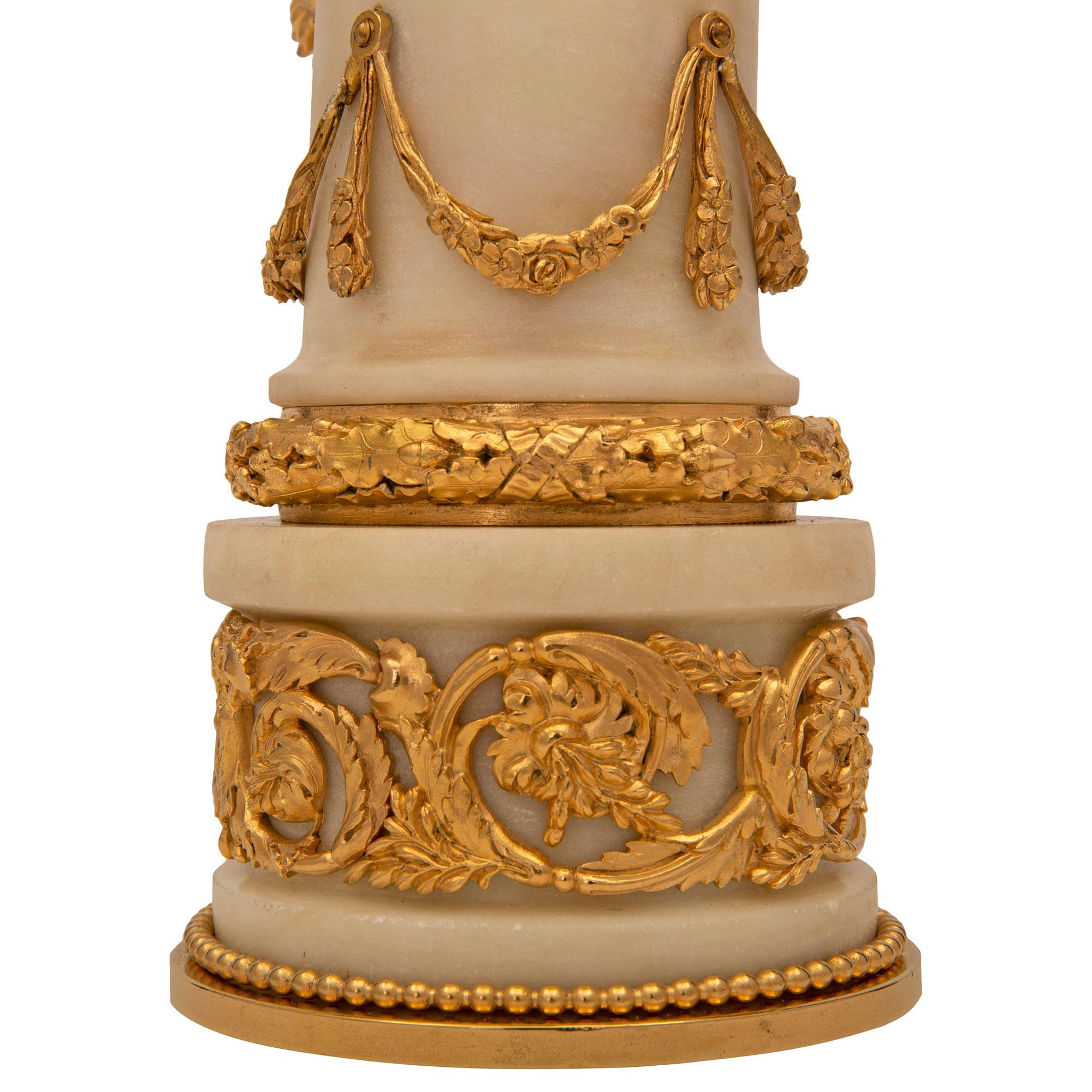 Paire de candélabres français de style Louis XVI du 19ème siècle en bronze doré et marbre en vente 3