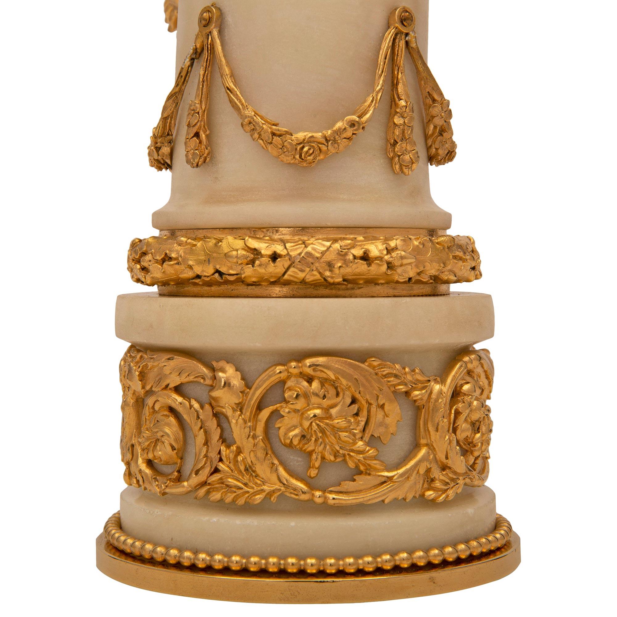 Coppia di candelabri francesi del XIX secolo in stile Luigi XVI con ormolatura e marmo in vendita 4