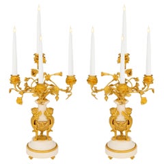 Paire de candélabres à quatre bras en bronze doré et marbre de style Louis XVI du 19ème siècle français