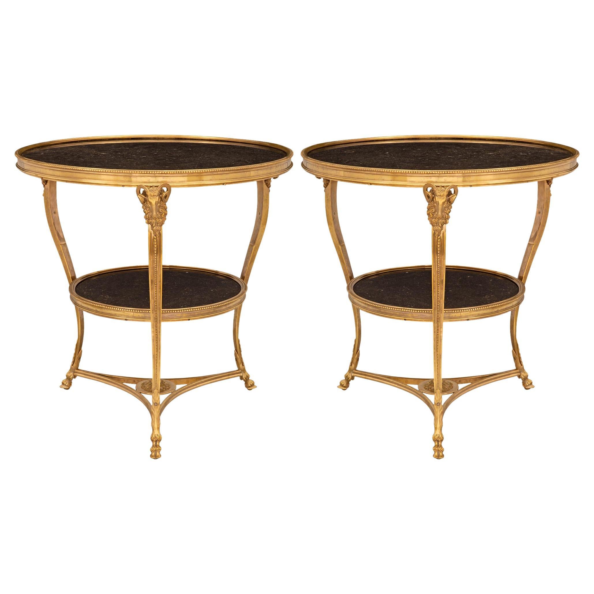 Paire de tables d'appoint de style Louis XVI du XIXe siècle en ormeau et marbre Guéridon