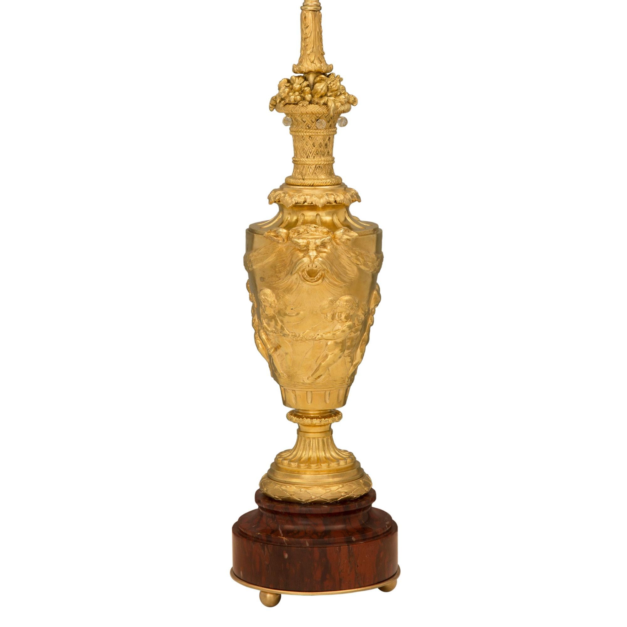 Français Paire de lampes françaises de style Louis XVI du 19ème siècle en bronze doré et marbre en vente