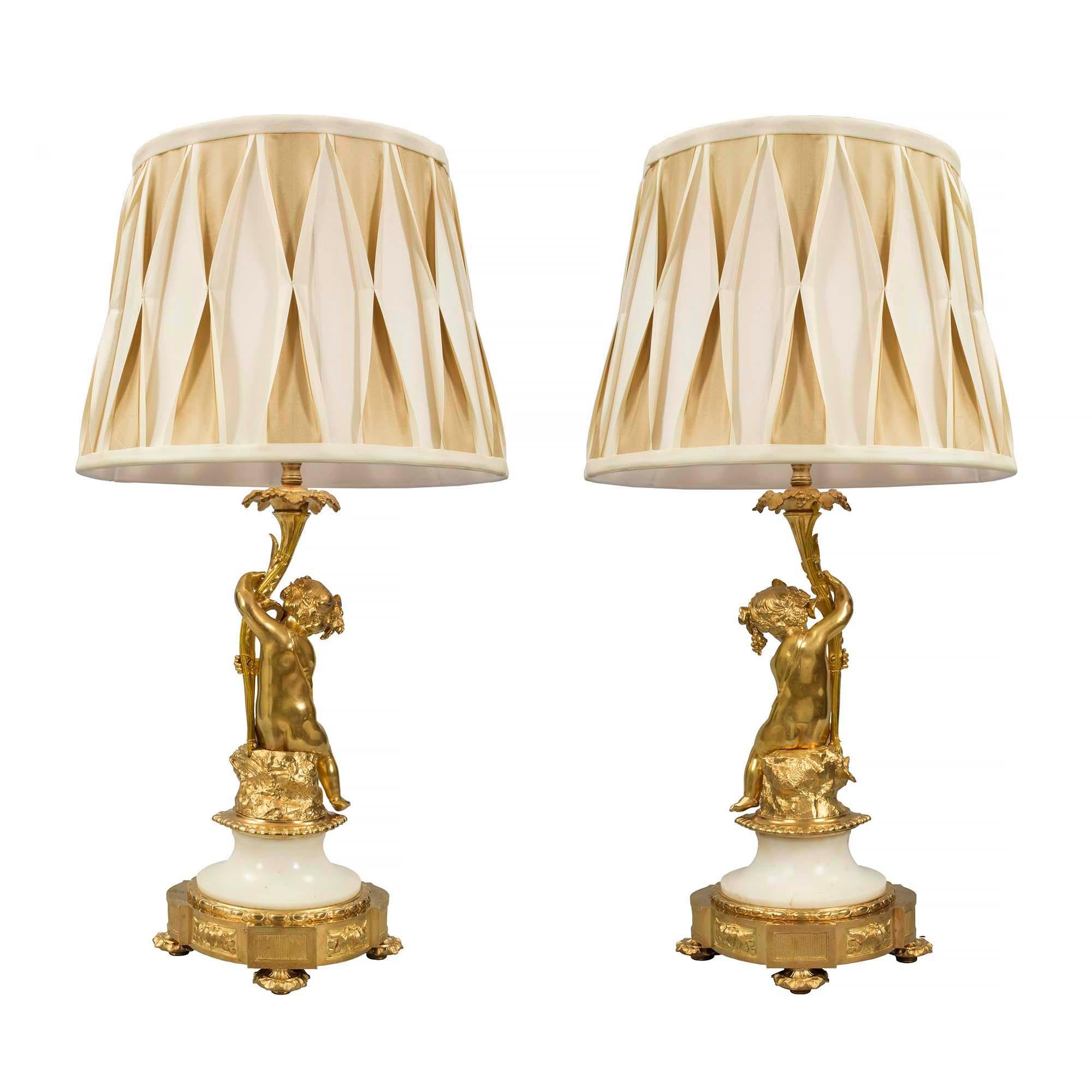 Paar französische Louis-XVI-Lampen aus Goldbronze und Marmor aus dem 19. Jahrhundert (Louis XVI.) im Angebot