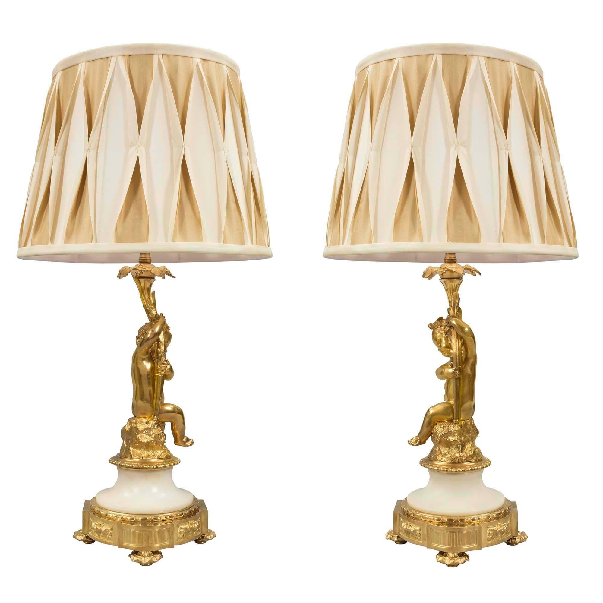 Paar französische Louis-XVI-Lampen aus Goldbronze und Marmor aus dem 19. Jahrhundert (Französisch) im Angebot