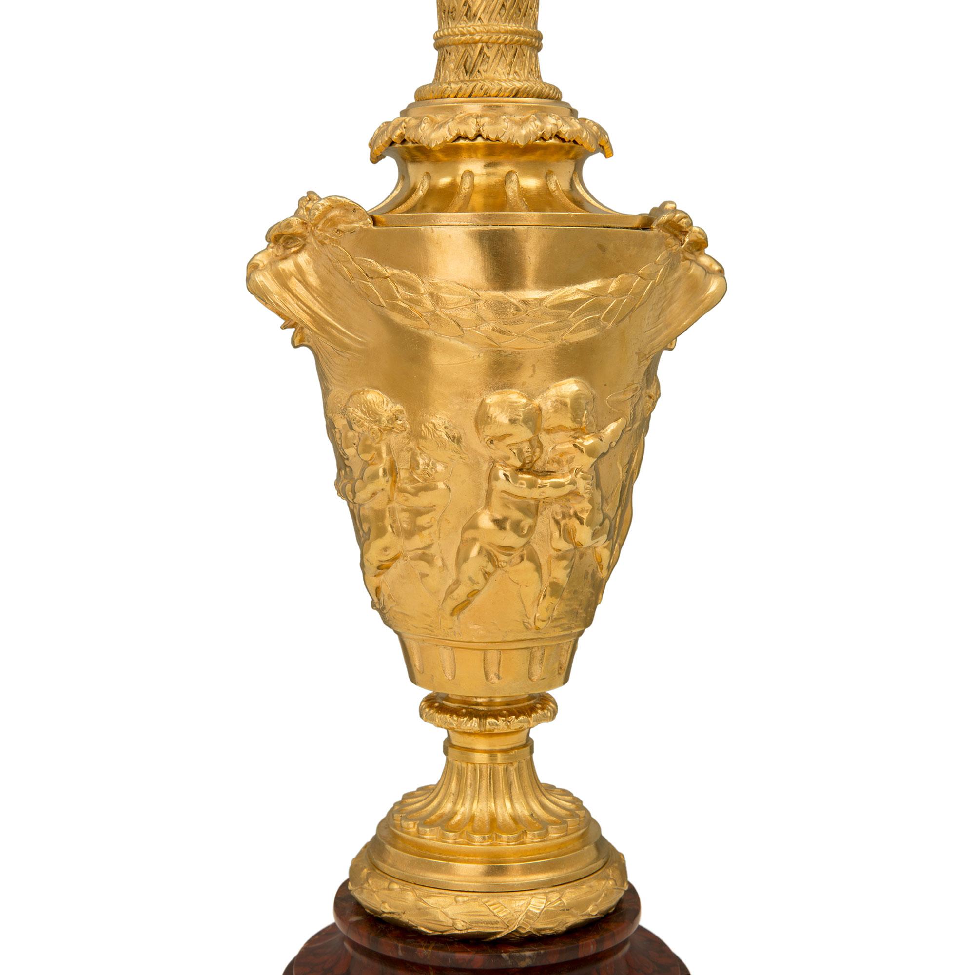 XIXe siècle Paire de lampes françaises de style Louis XVI du 19ème siècle en bronze doré et marbre en vente