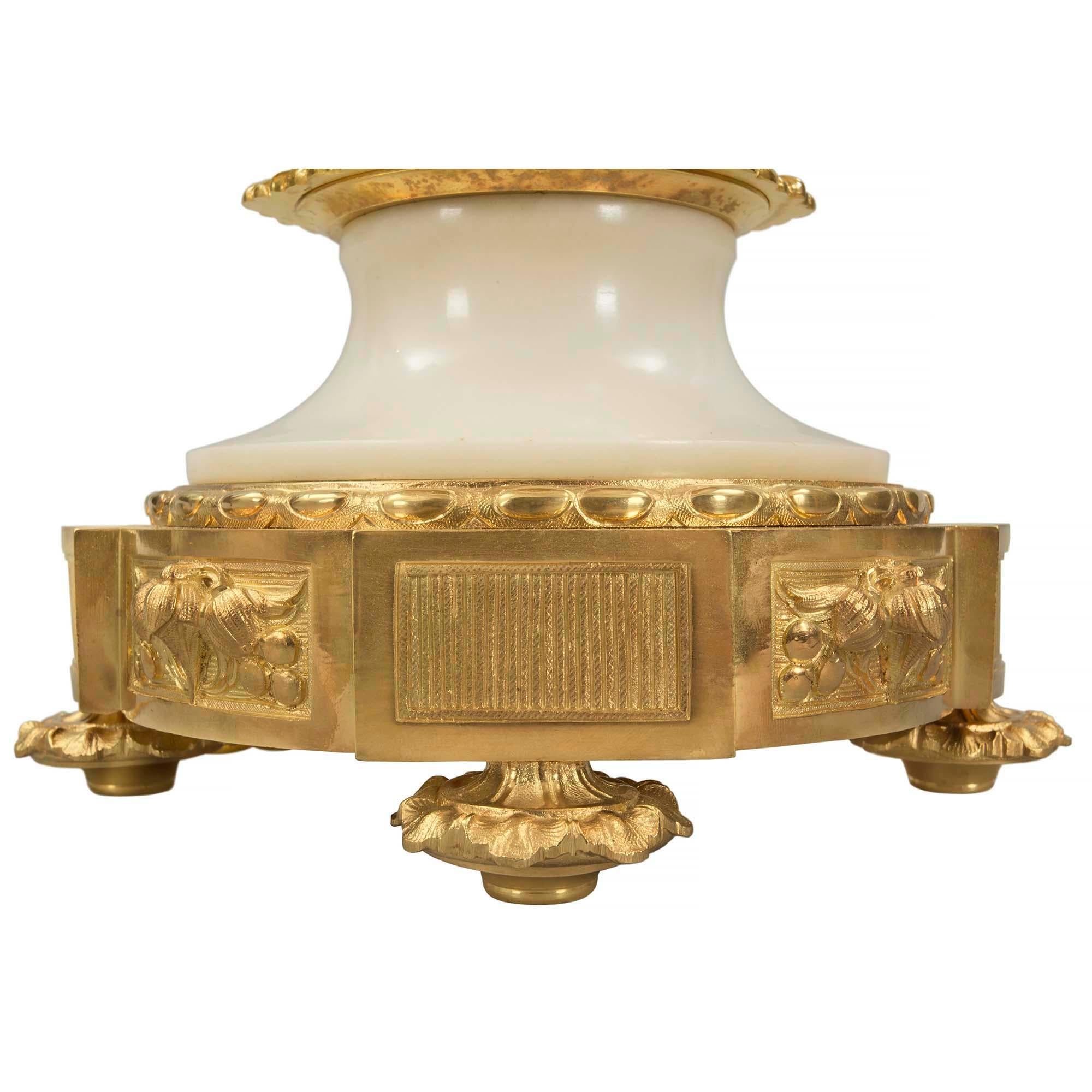 Paar französische Louis-XVI-Lampen aus Goldbronze und Marmor aus dem 19. Jahrhundert im Angebot 3