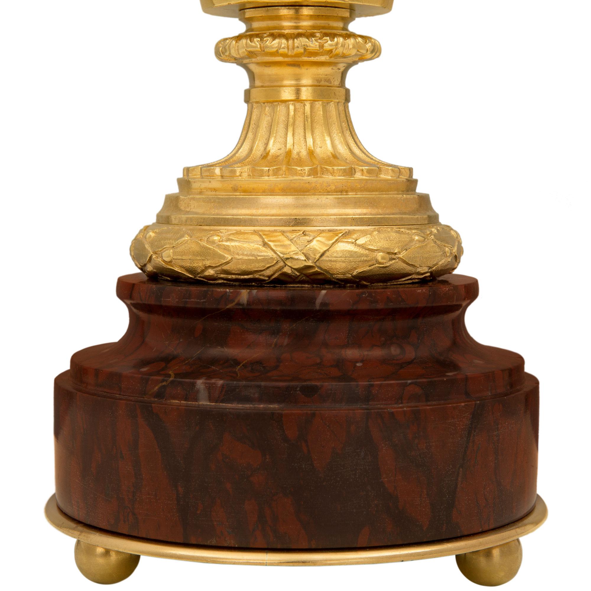 Coppia di lampade francesi del XIX secolo in stile Luigi XVI con ormolatura e marmo in vendita 4