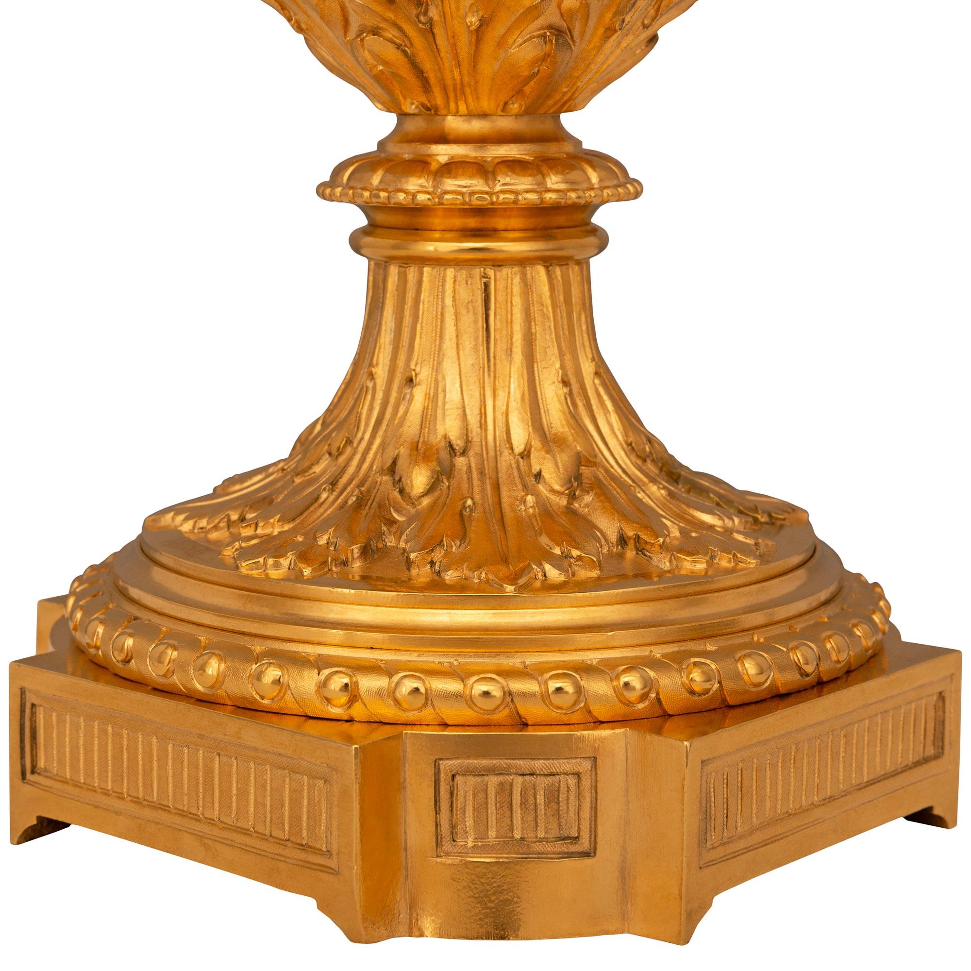 Paire de lampes Louis XVI du 19ème siècle en bronze doré et onyx en vente 4