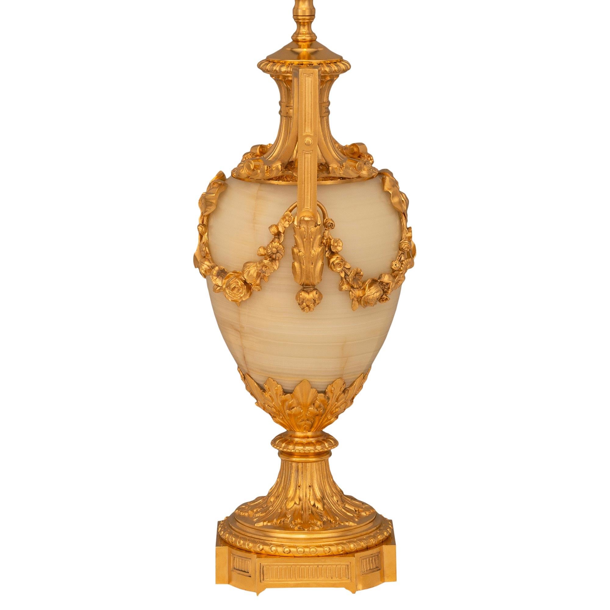 Français Paire de lampes Louis XVI du 19ème siècle en bronze doré et onyx en vente