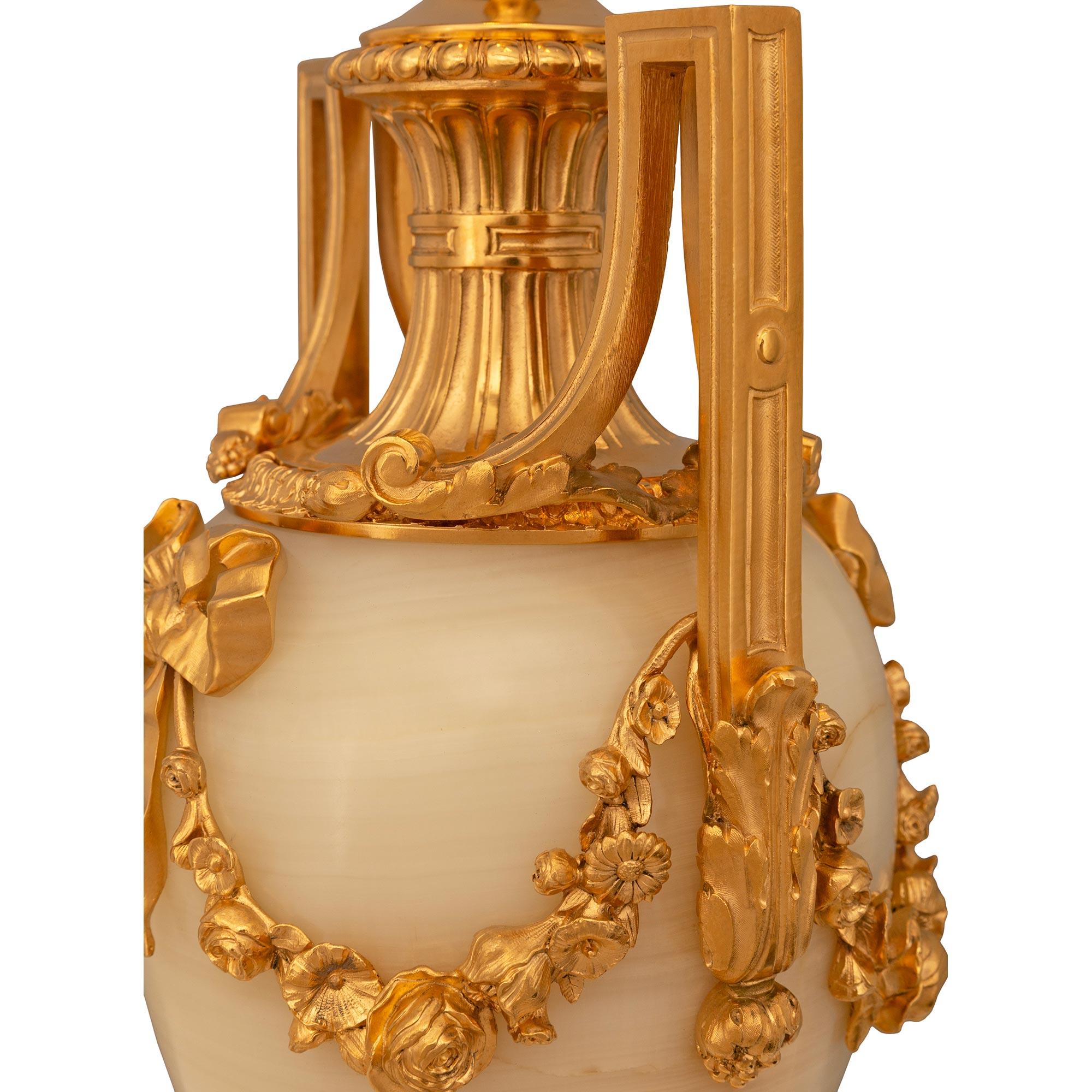 XIXe siècle Paire de lampes Louis XVI du 19ème siècle en bronze doré et onyx en vente