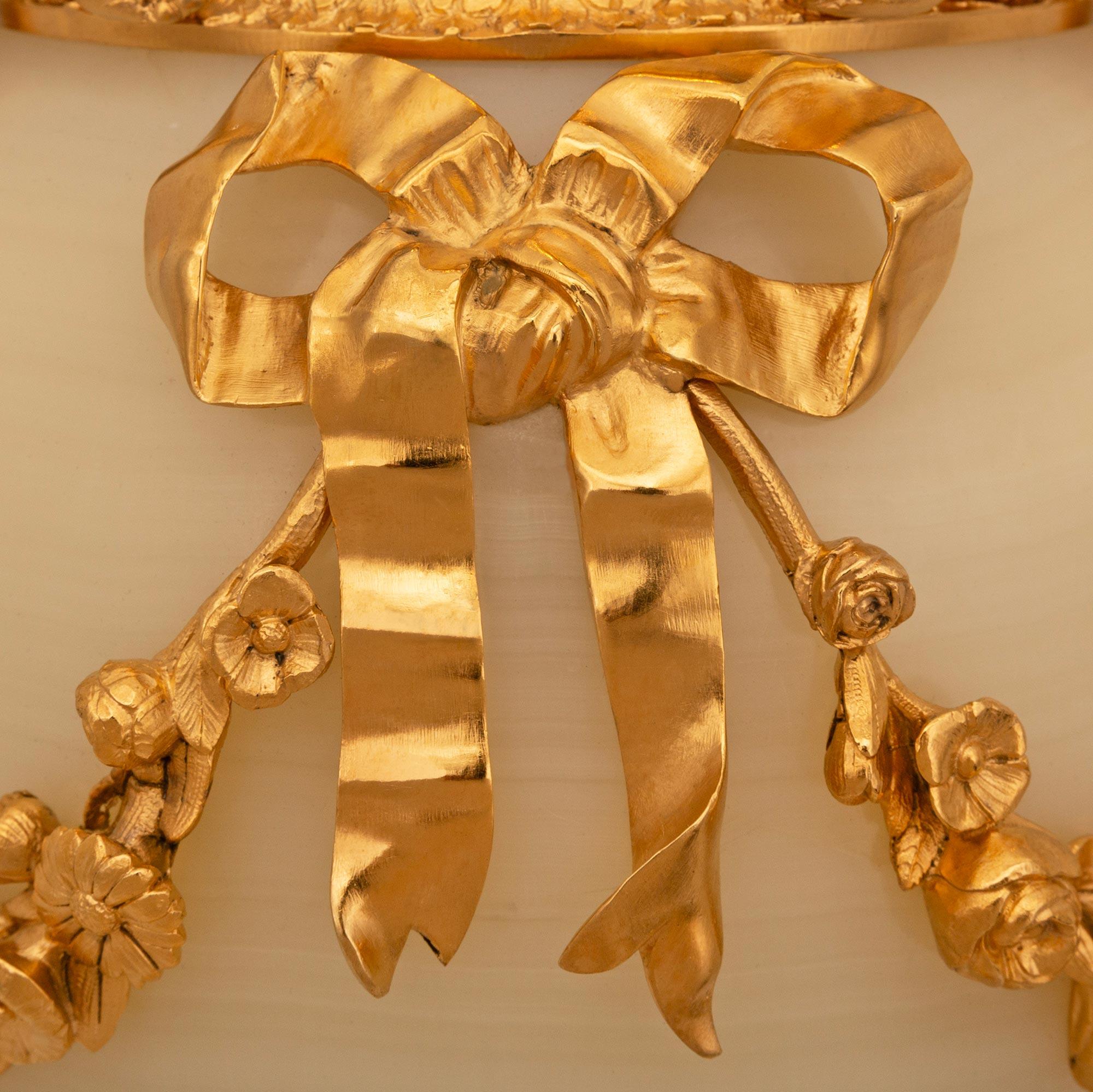 Onyx Paire de lampes Louis XVI du 19ème siècle en bronze doré et onyx en vente
