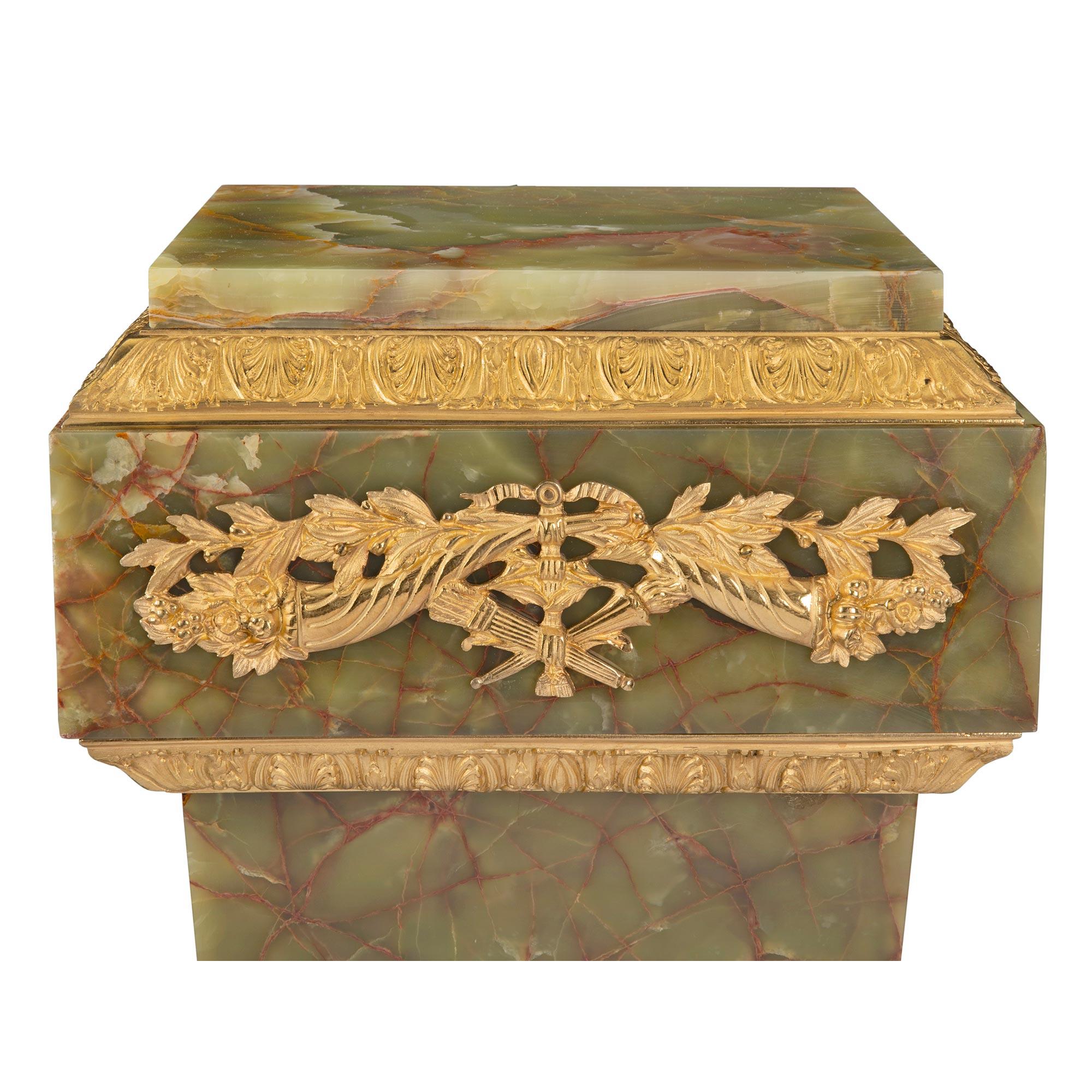 pair of French 19th century Louis XVI st. Ormolu and Onyx pedestals In condizioni buone in vendita a West Palm Beach, FL