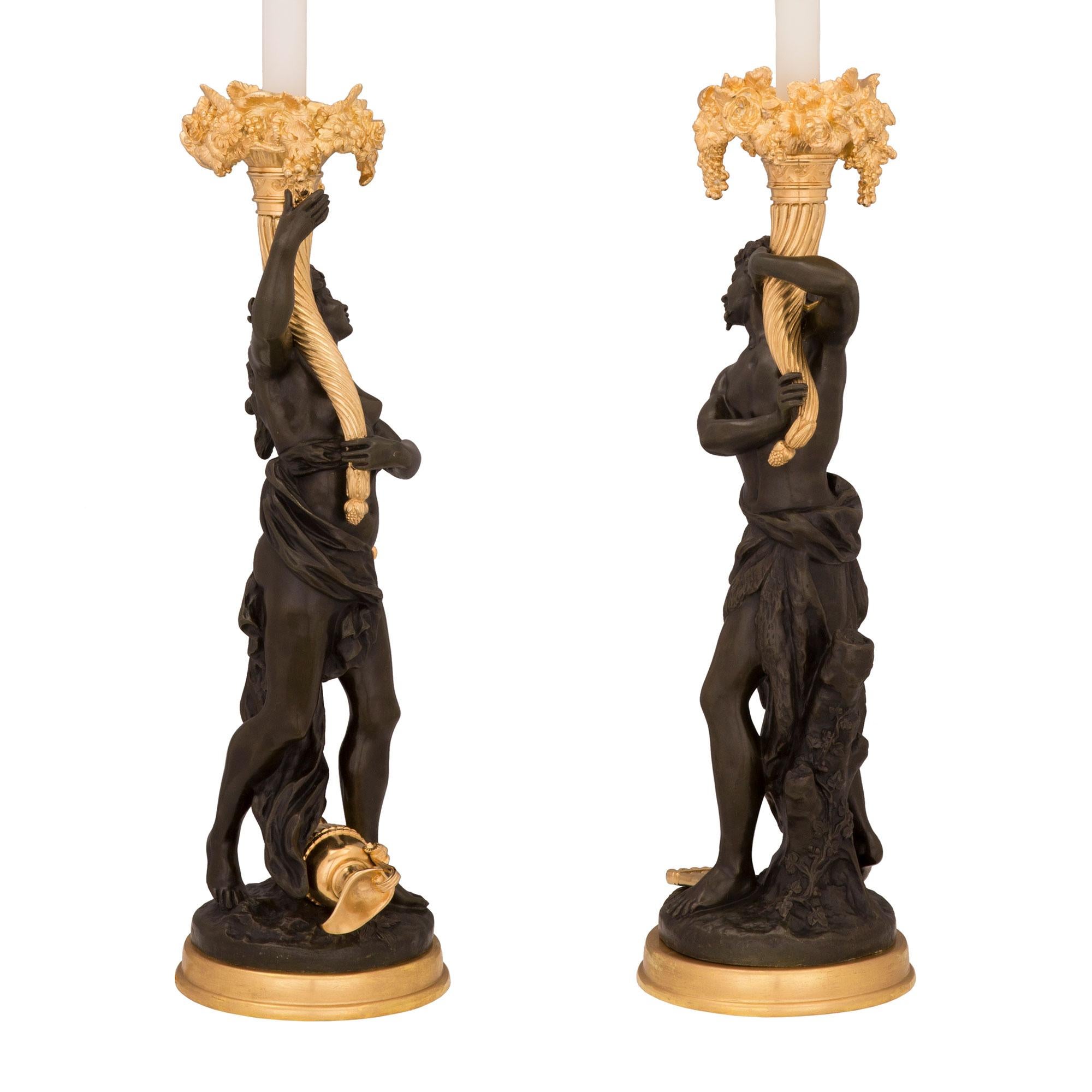 Paar französische Louis-XVI-Lampen aus Goldbronze und patinierter Bronze aus dem 19. Jahrhundert (Louis XVI.) im Angebot
