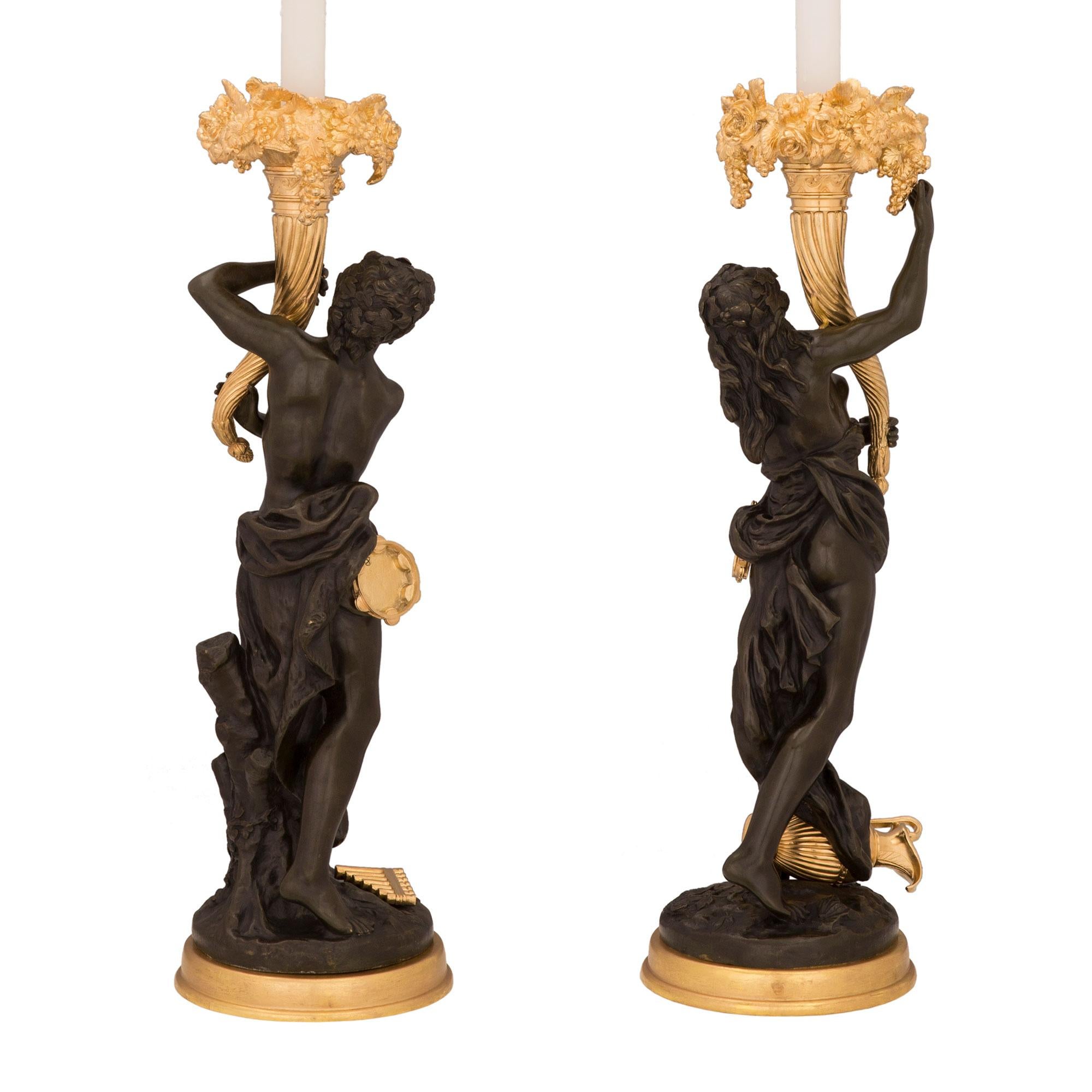 Paar französische Louis-XVI-Lampen aus Goldbronze und patinierter Bronze aus dem 19. Jahrhundert (Französisch) im Angebot
