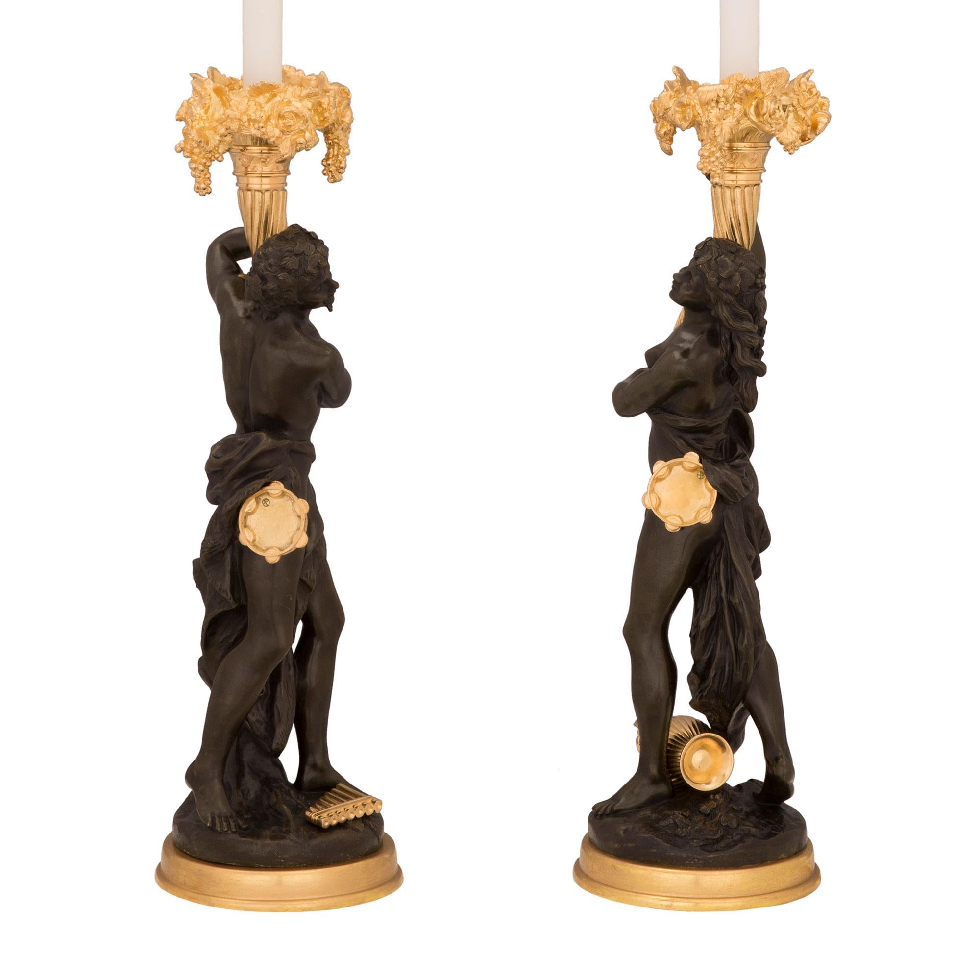 Paar französische Louis-XVI-Lampen aus Goldbronze und patinierter Bronze aus dem 19. Jahrhundert (Patiniert) im Angebot