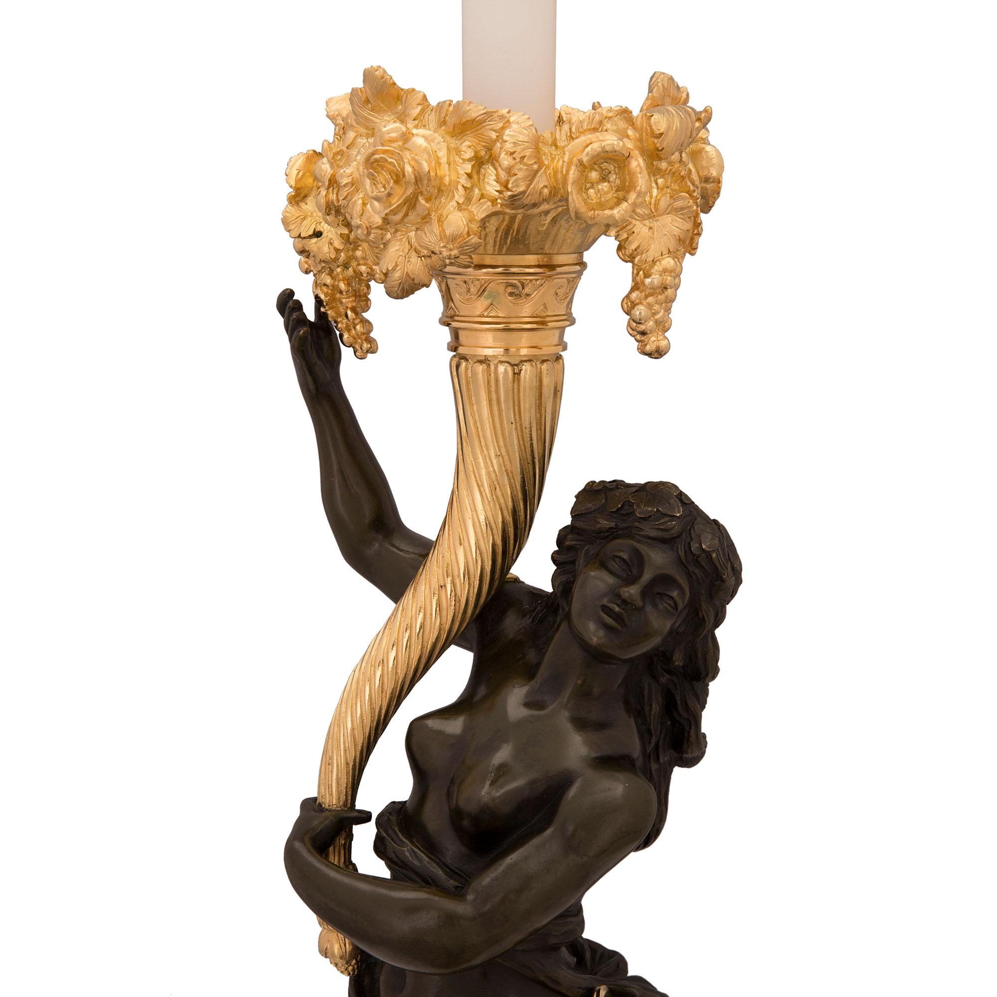 Paire de lampes françaises de style Louis XVI du 19ème siècle en bronze patiné et ormolu en vente 1