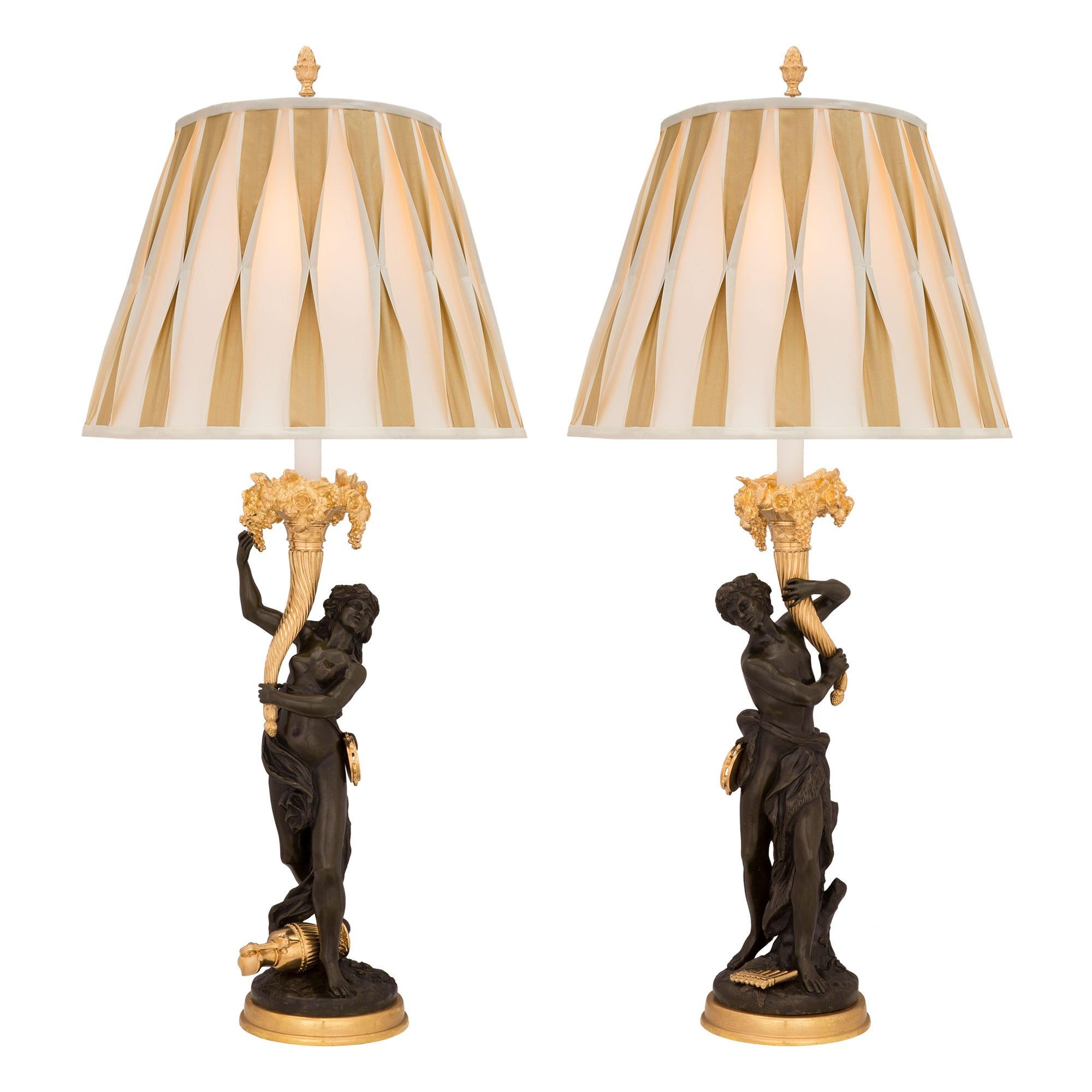 Paar französische Louis-XVI-Lampen aus Goldbronze und patinierter Bronze aus dem 19. Jahrhundert im Angebot