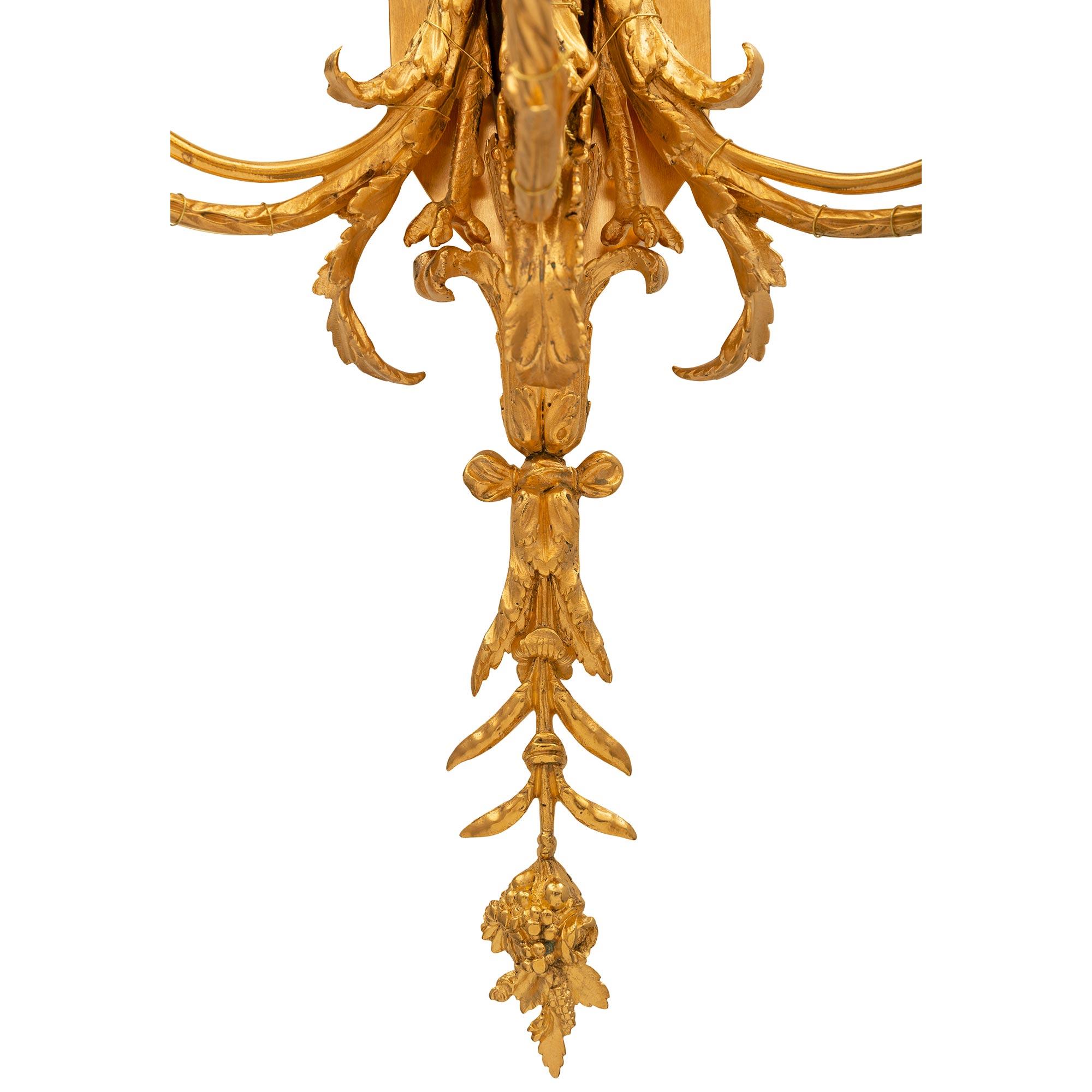 Pareja de candelabros franceses del siglo XIX en bronce patinado y ormolu de estilo Luis XVI en venta 2