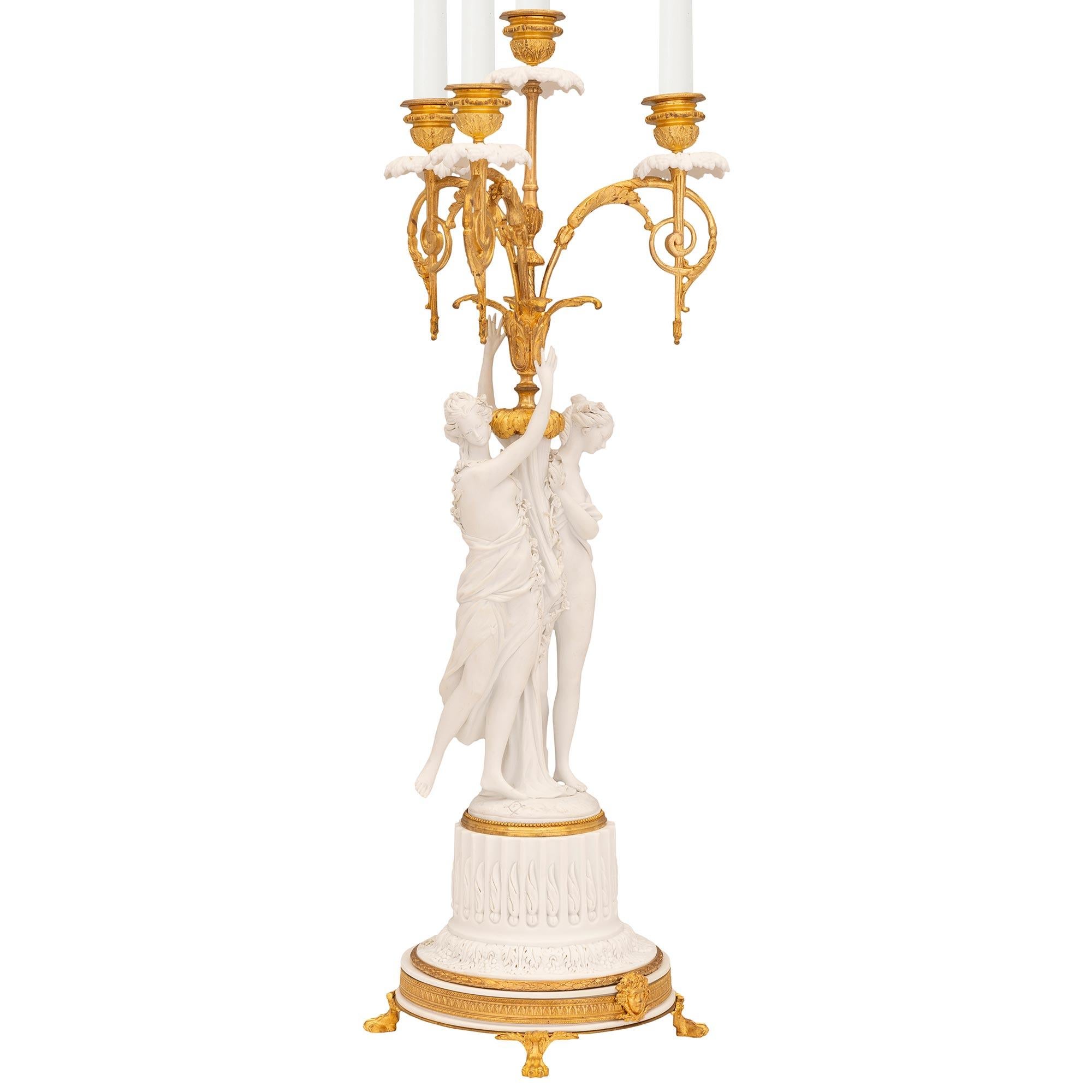Francese Coppia di candelabri francesi del XIX secolo di stile Luigi XVI in ormolu e porcellana in vendita