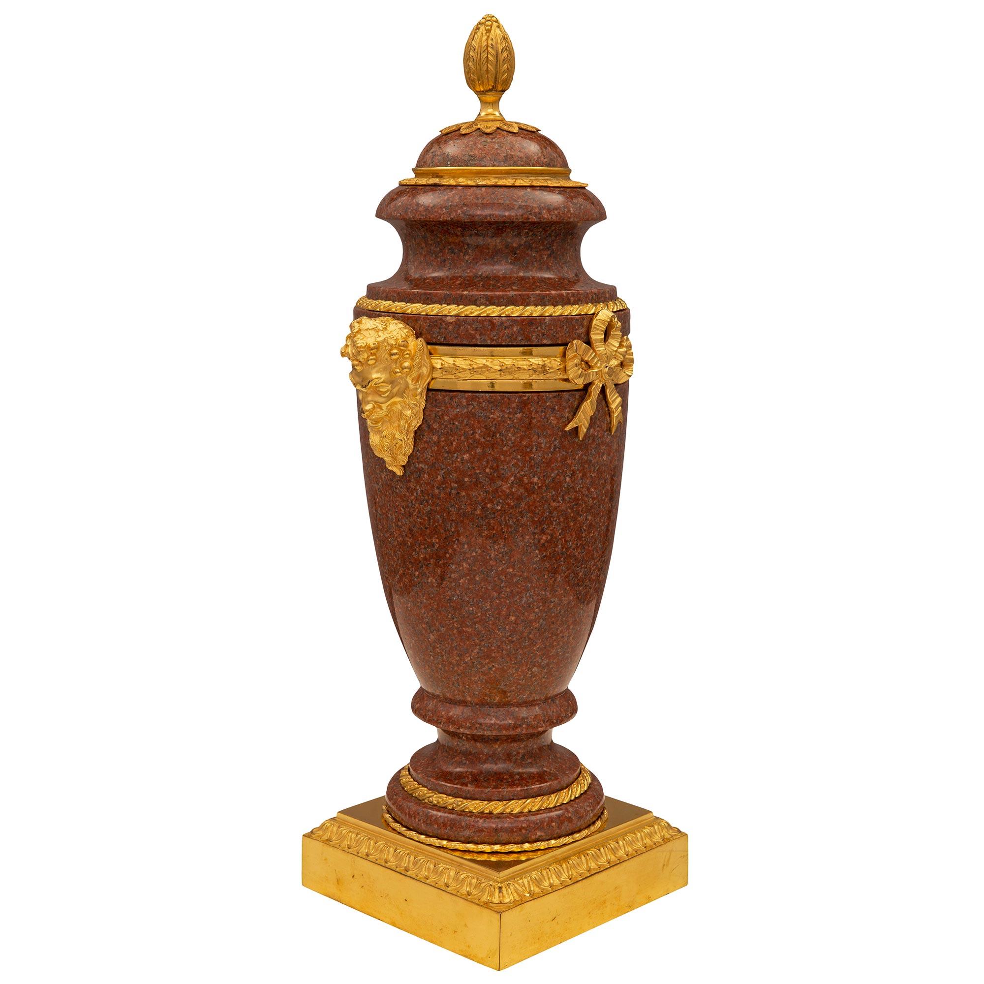 Français Paire d'urnes françaises Louis XVI du 19ème siècle en bronze doré et granit rouge en vente