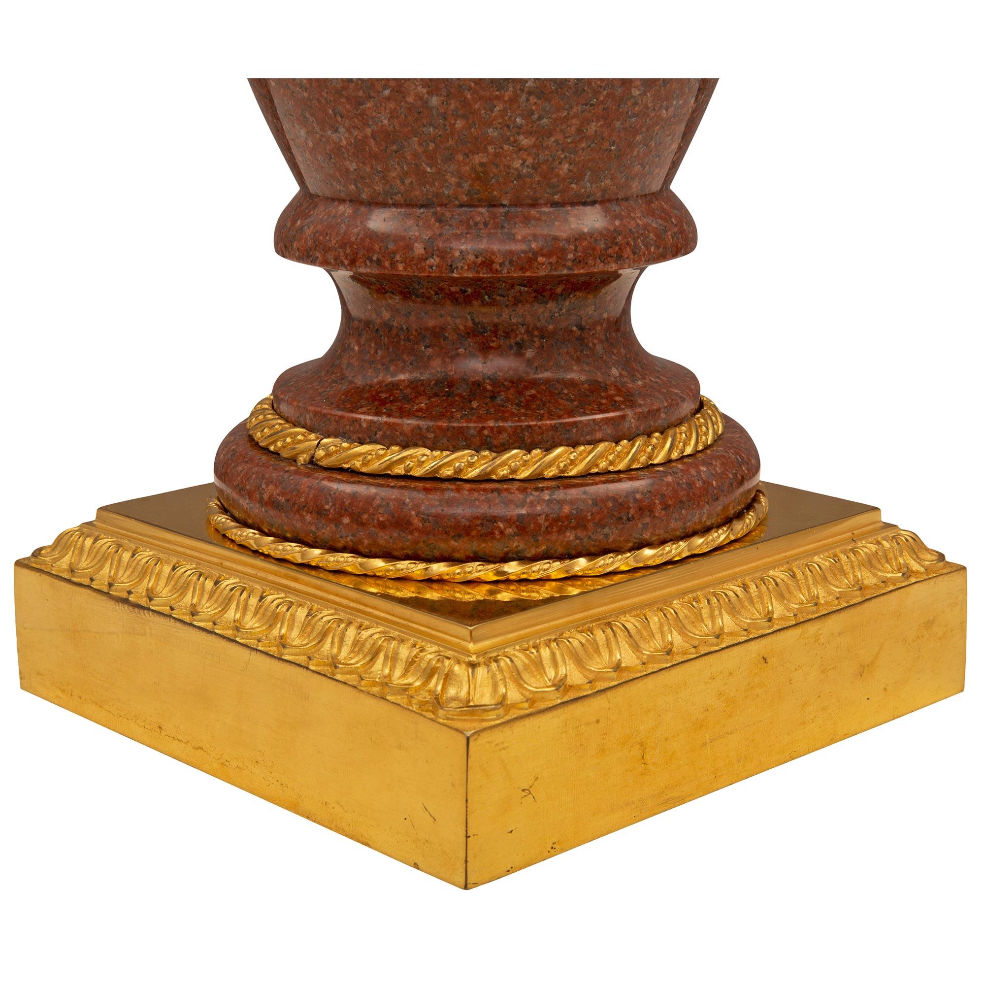Paire d'urnes françaises Louis XVI du 19ème siècle en bronze doré et granit rouge en vente 3