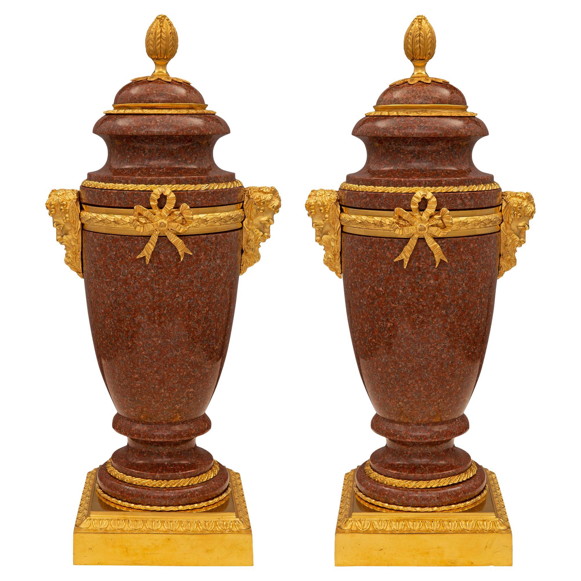 Paire d'urnes françaises Louis XVI du 19ème siècle en bronze doré et granit rouge en vente