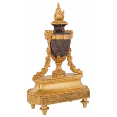 Coppia di androni francesi del XIX secolo in stile Luigi XVI con ormolu e rosso Levanto