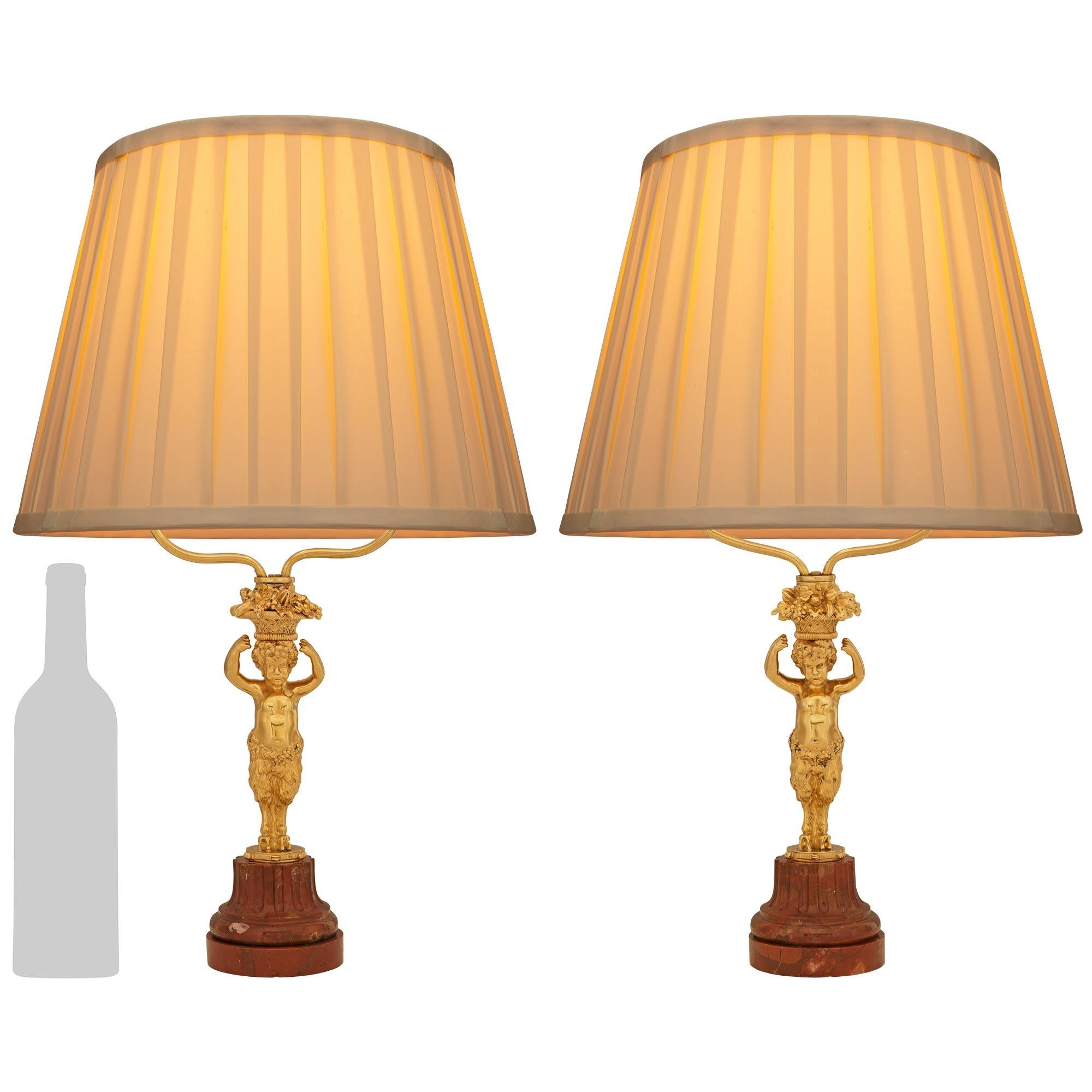 Una magnifica ed elegantissima coppia di gioielli francesi del XIX secolo.  Lampade in marmo Luigi XVI st. Ormolu e Rosso Levanto. Ogni lampada di charme poggia su una base circolare in marmo Rosso Levanto con un design sottilmente scanalato che ne