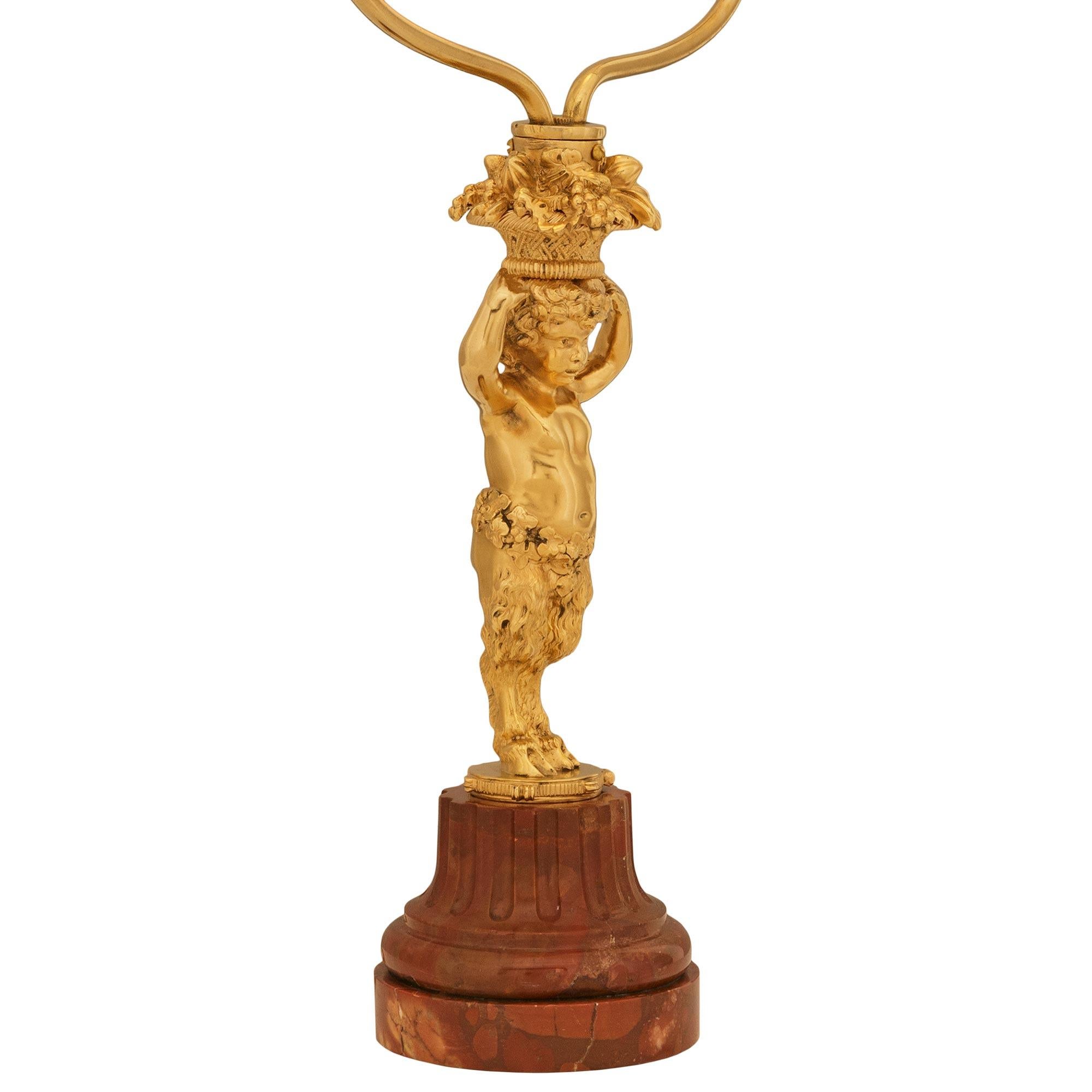Francese coppia di oggetti francesi del XIX secolo  Lampade in marmo Luigi XVI st. Ormolu e Rosso Levanto in vendita