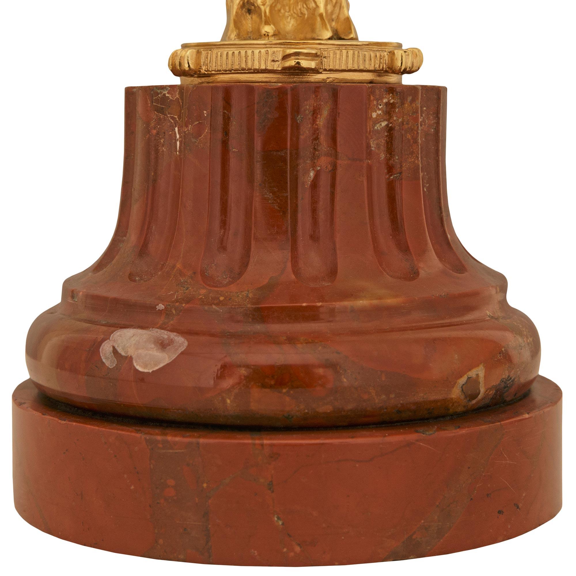 coppia di oggetti francesi del XIX secolo  Lampade in marmo Luigi XVI st. Ormolu e Rosso Levanto in vendita 3