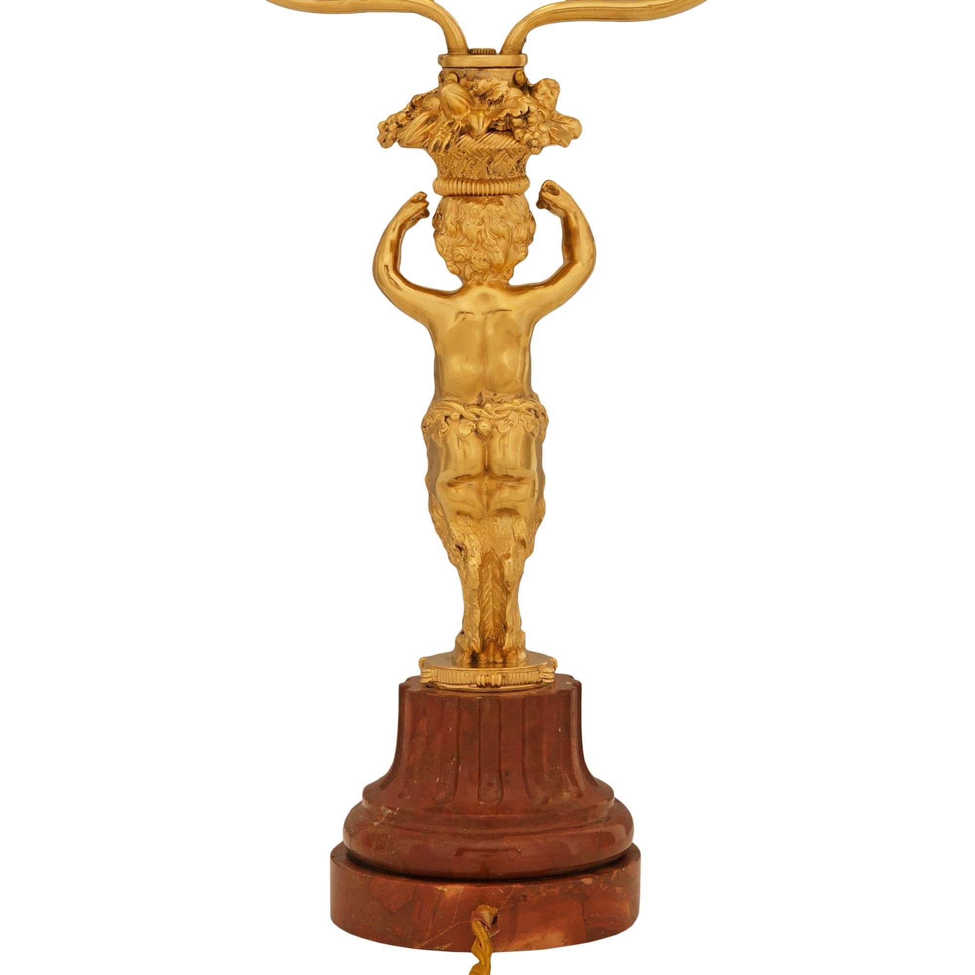 coppia di oggetti francesi del XIX secolo  Lampade in marmo Luigi XVI st. Ormolu e Rosso Levanto in vendita 4