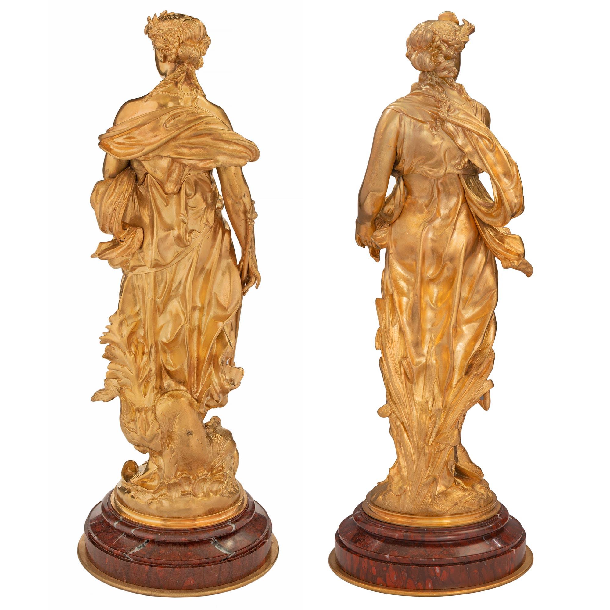 Belle Époque Coppia di statue francesi del XIX secolo in stile Luigi XVI in ormolu e Rouge Griotte in vendita