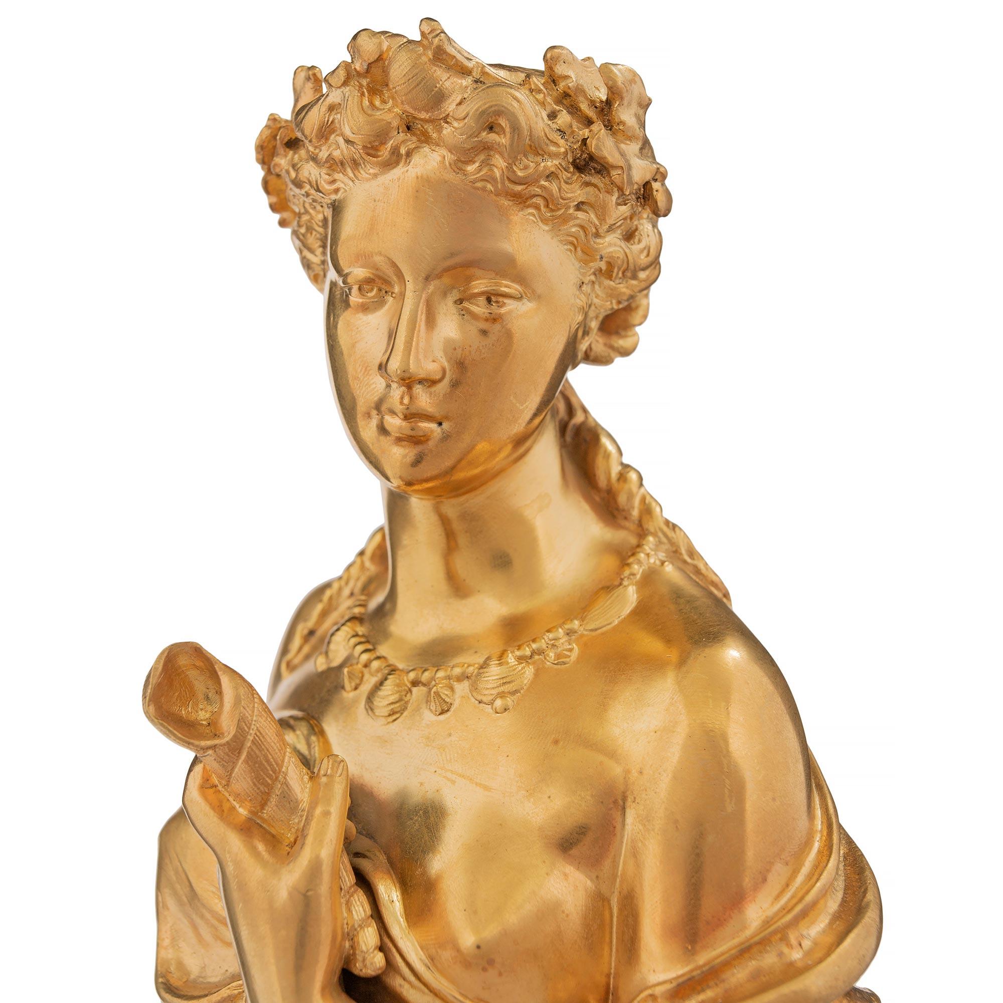 Similoro Coppia di statue francesi del XIX secolo in stile Luigi XVI in ormolu e Rouge Griotte in vendita