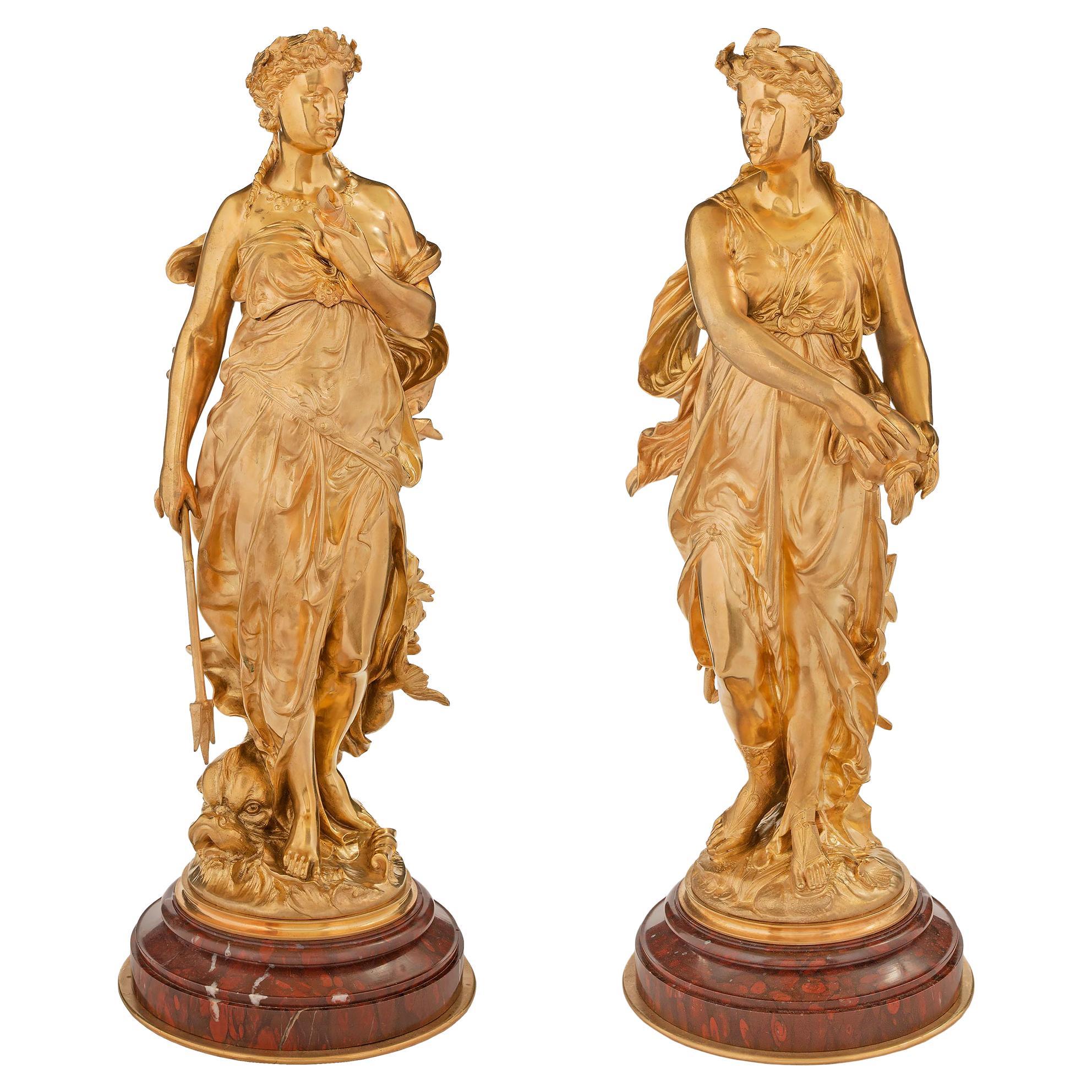 Paar französische Goldbronze- und Rouge-Griotte-Statuen im Stil Louis XVI. des 19. Jahrhunderts