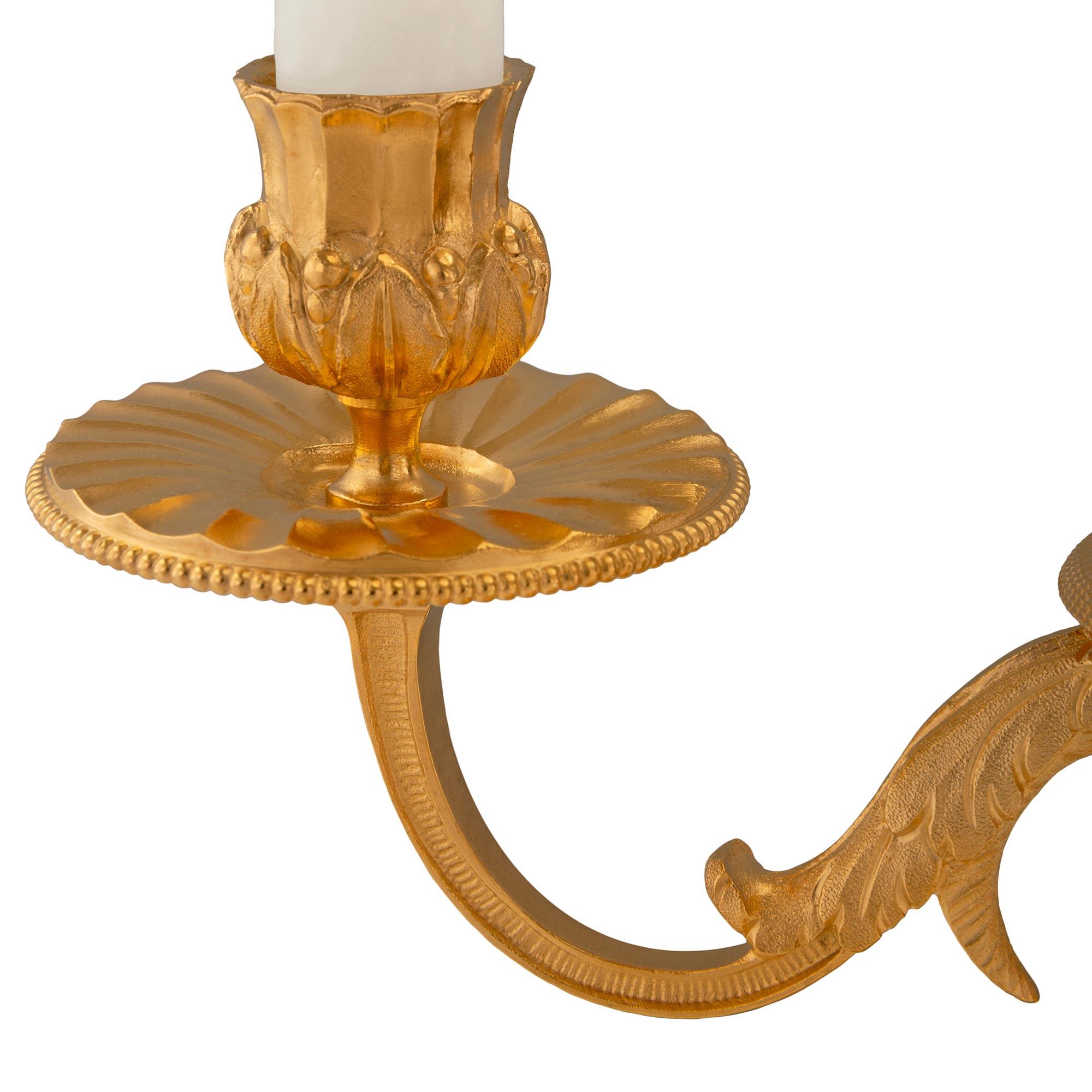 XIXe siècle Paire de lampes Bouillotte françaises de style Louis XVI du 19ème siècle en bronze doré et tôle en vente