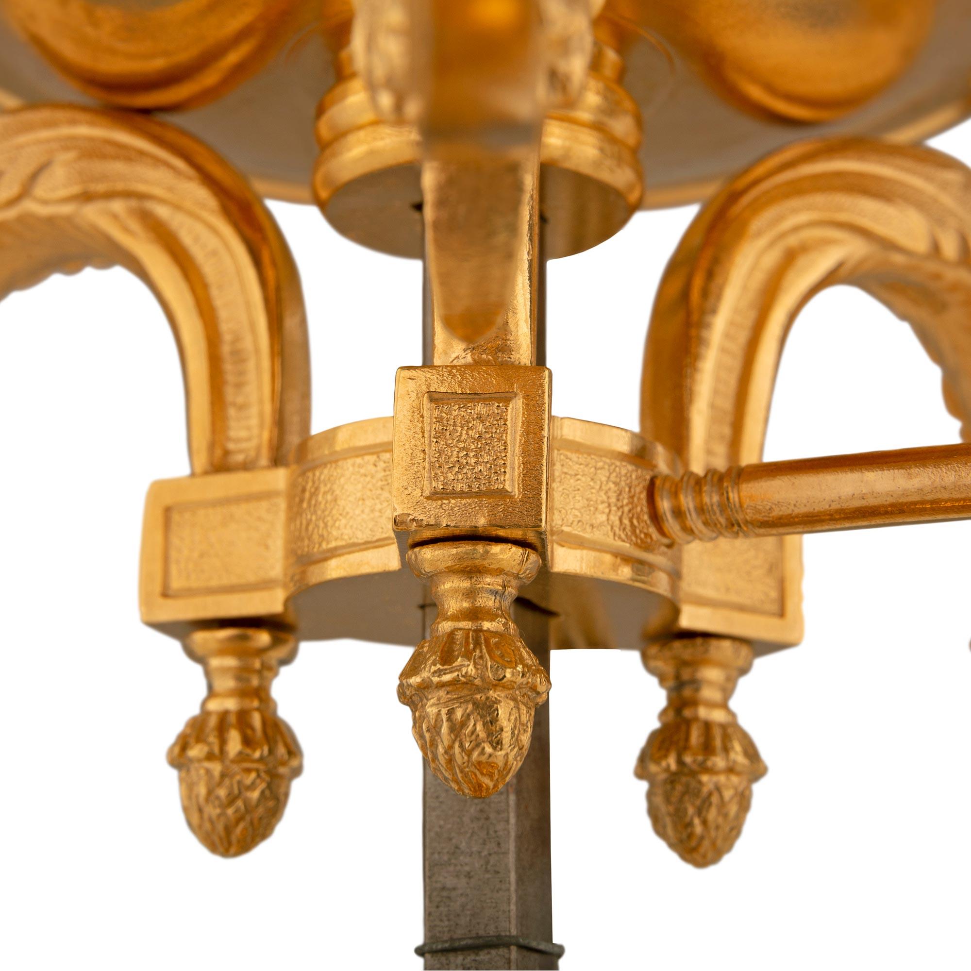 Paire de lampes Bouillotte françaises de style Louis XVI du 19ème siècle en bronze doré et tôle en vente 1