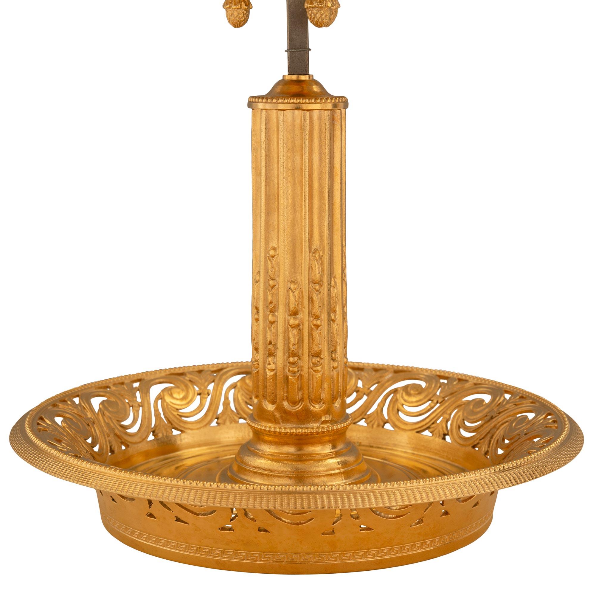 Paire de lampes Bouillotte françaises de style Louis XVI du 19ème siècle en bronze doré et tôle en vente 2