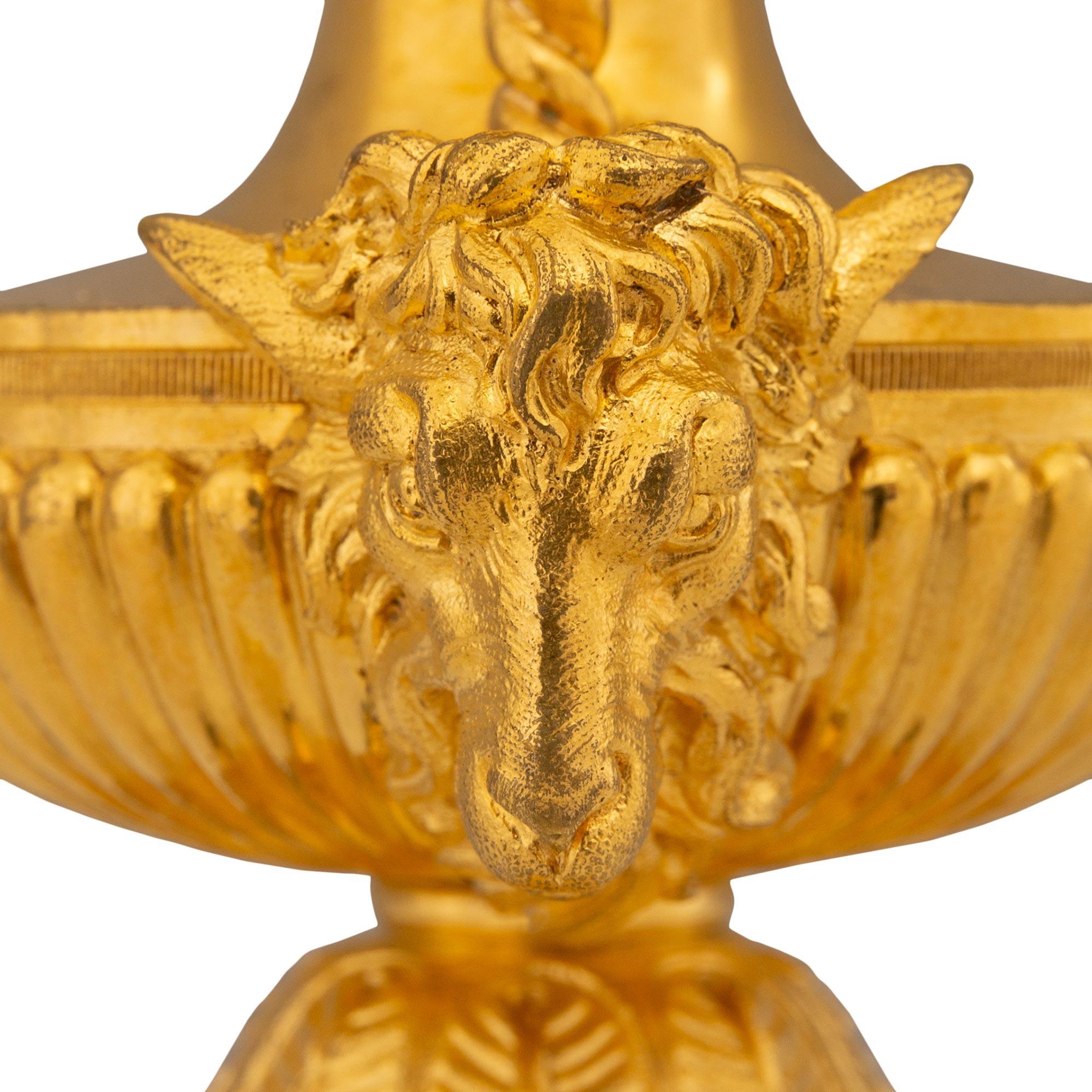 Bronze doré Paire d'aiguières françaises Louis XVI du 19ème siècle en ormolu et marbre Verde Indio en vente