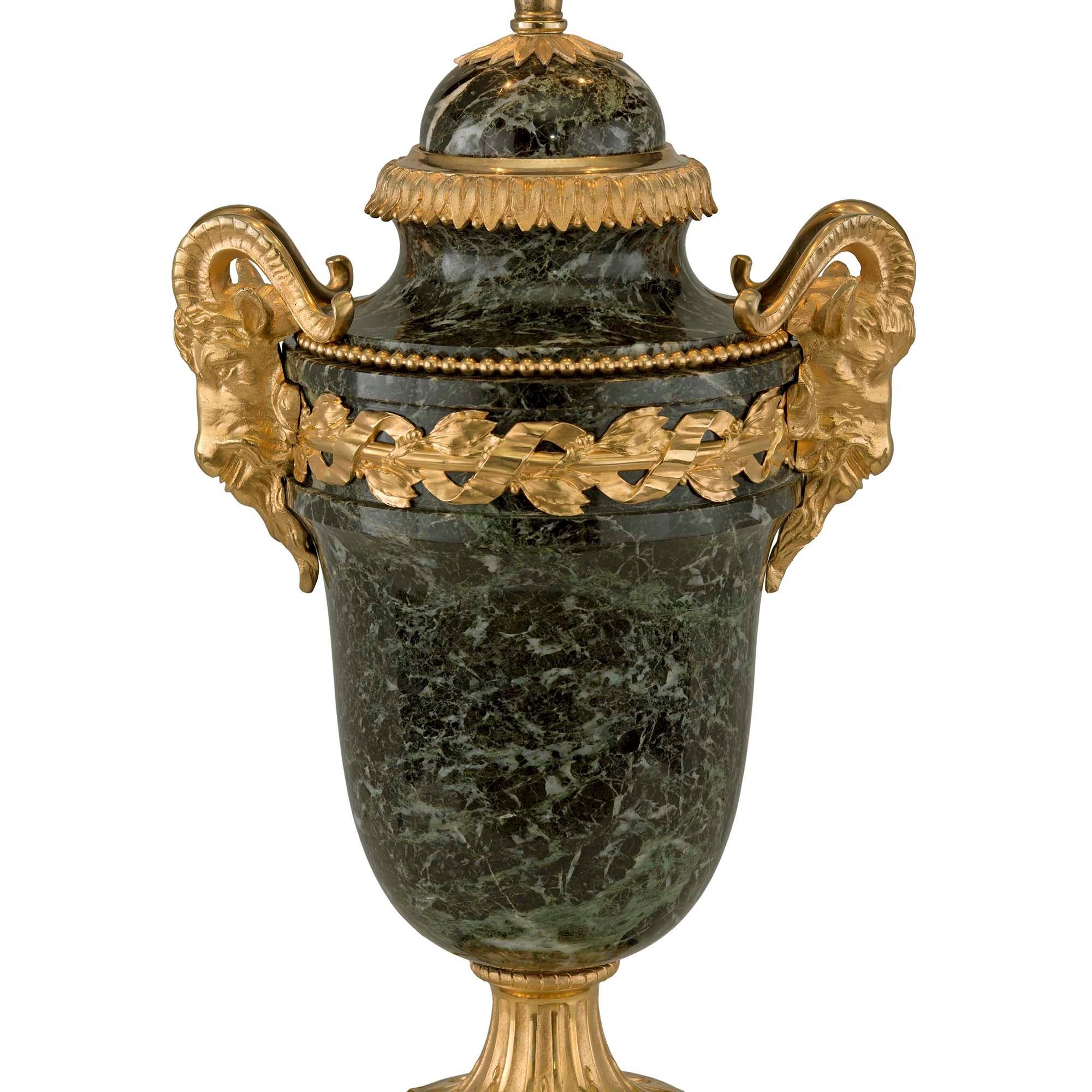Paar französische Louis XVI-Lampen aus Goldbronze und antikem Vert-Marmor aus dem 19. Jahrhundert (Französisch) im Angebot