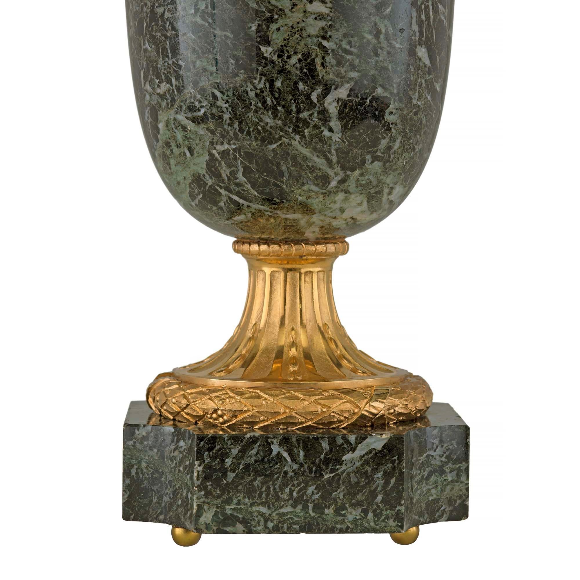 Paar französische Louis XVI-Lampen aus Goldbronze und antikem Vert-Marmor aus dem 19. Jahrhundert im Angebot 1