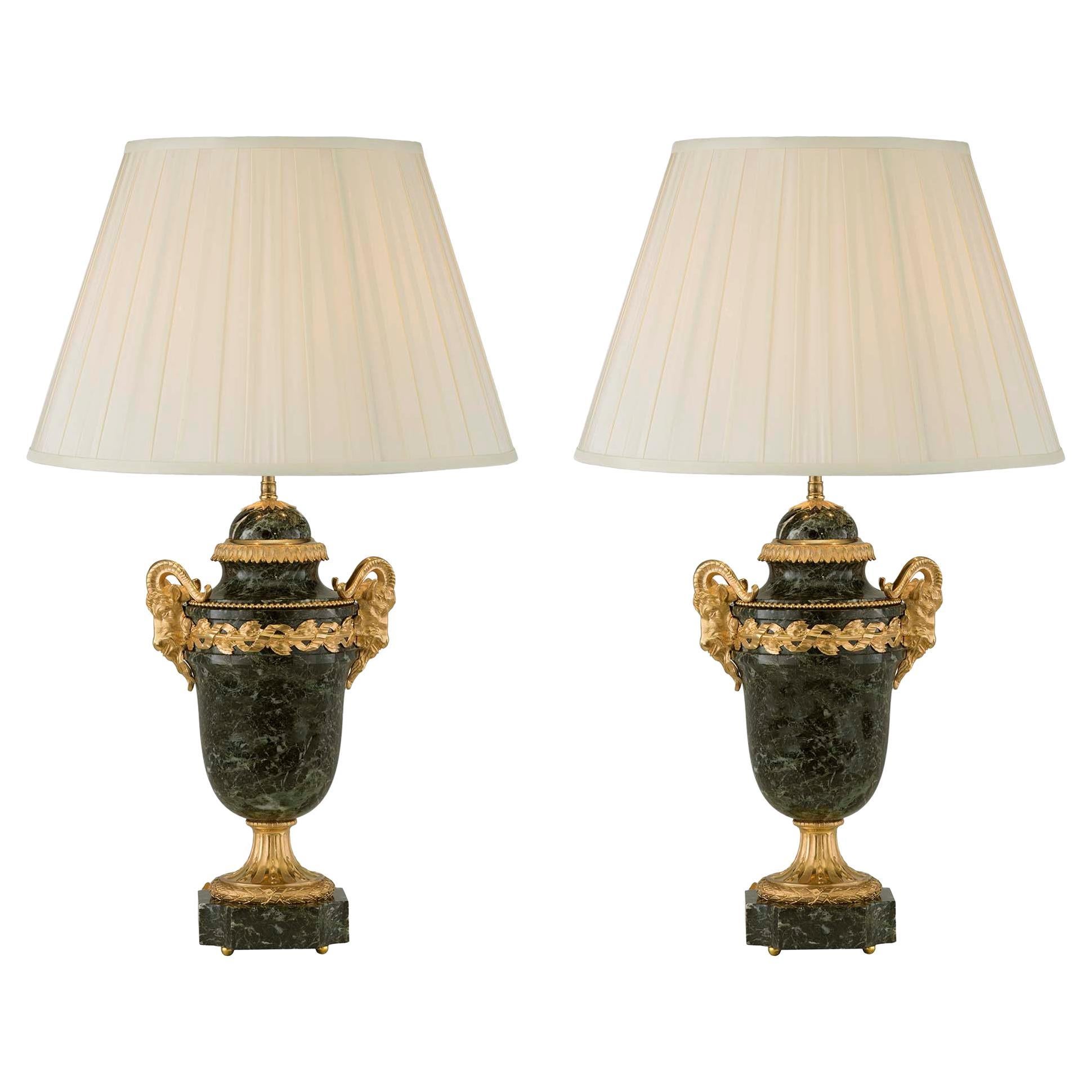 Paar französische Louis XVI-Lampen aus Goldbronze und antikem Vert-Marmor aus dem 19. Jahrhundert im Angebot