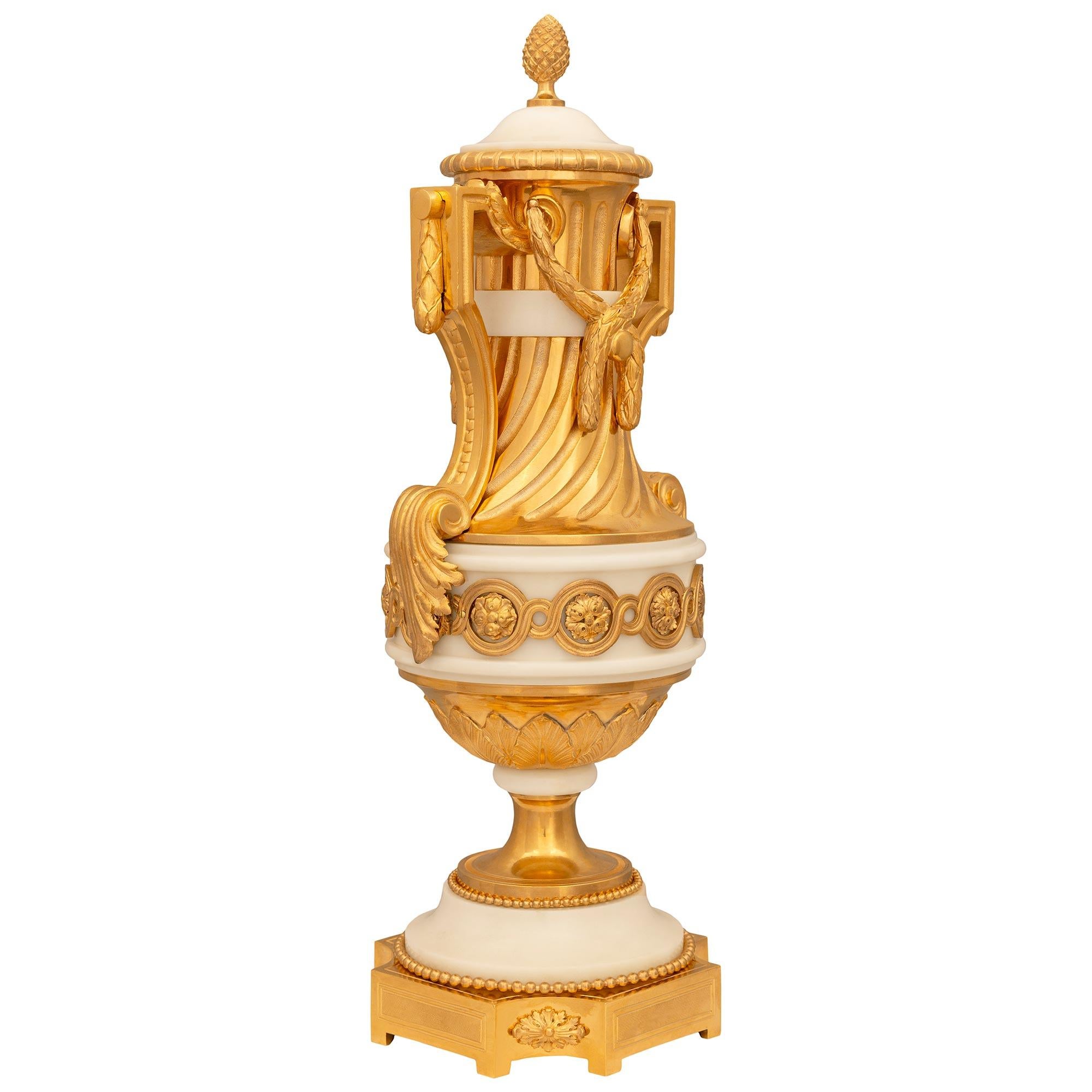 Francese coppia di urne francesi del XIX secolo in stile Luigi XVI in ormolu e marmo bianco di Carrara in vendita