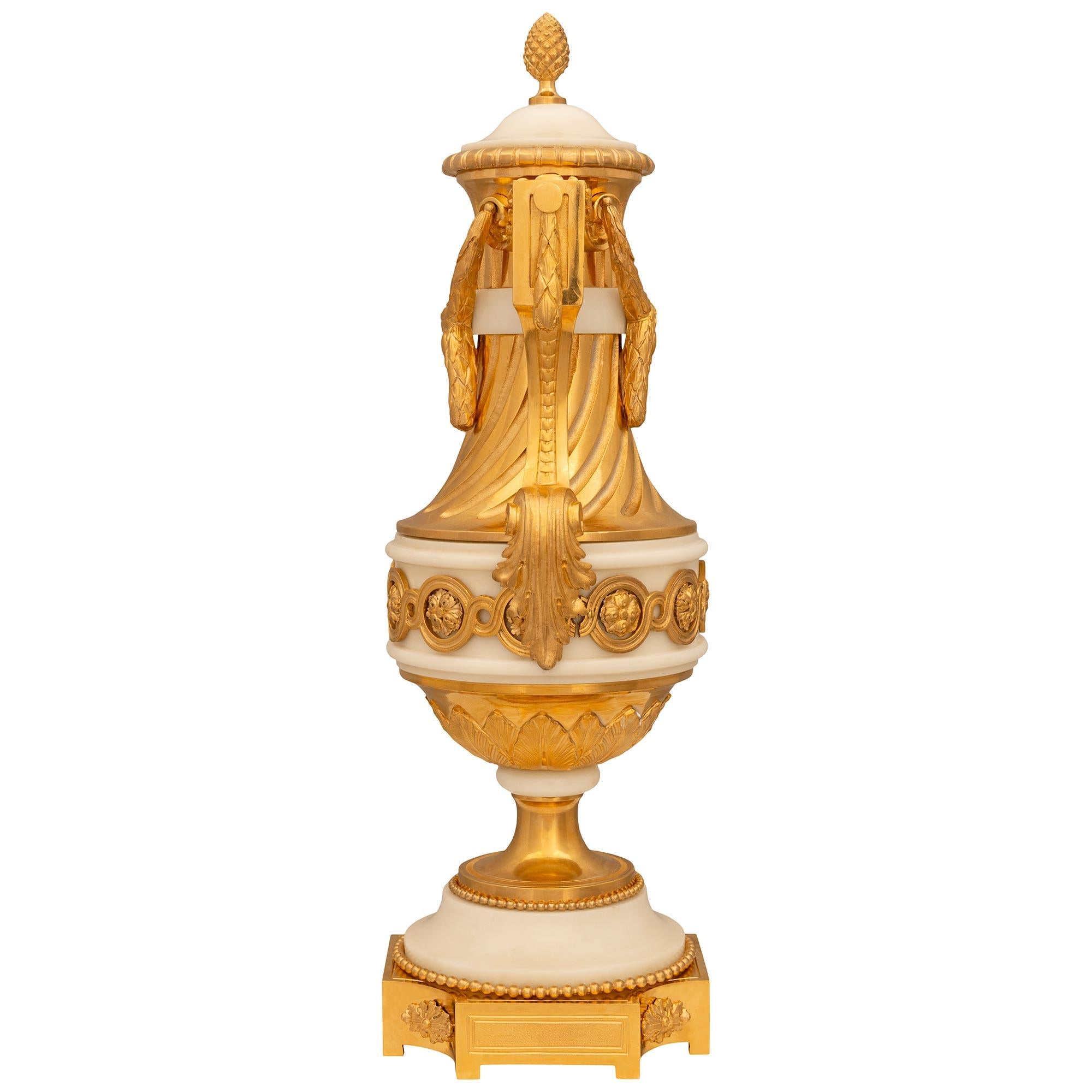 coppia di urne francesi del XIX secolo in stile Luigi XVI in ormolu e marmo bianco di Carrara In condizioni buone in vendita a West Palm Beach, FL