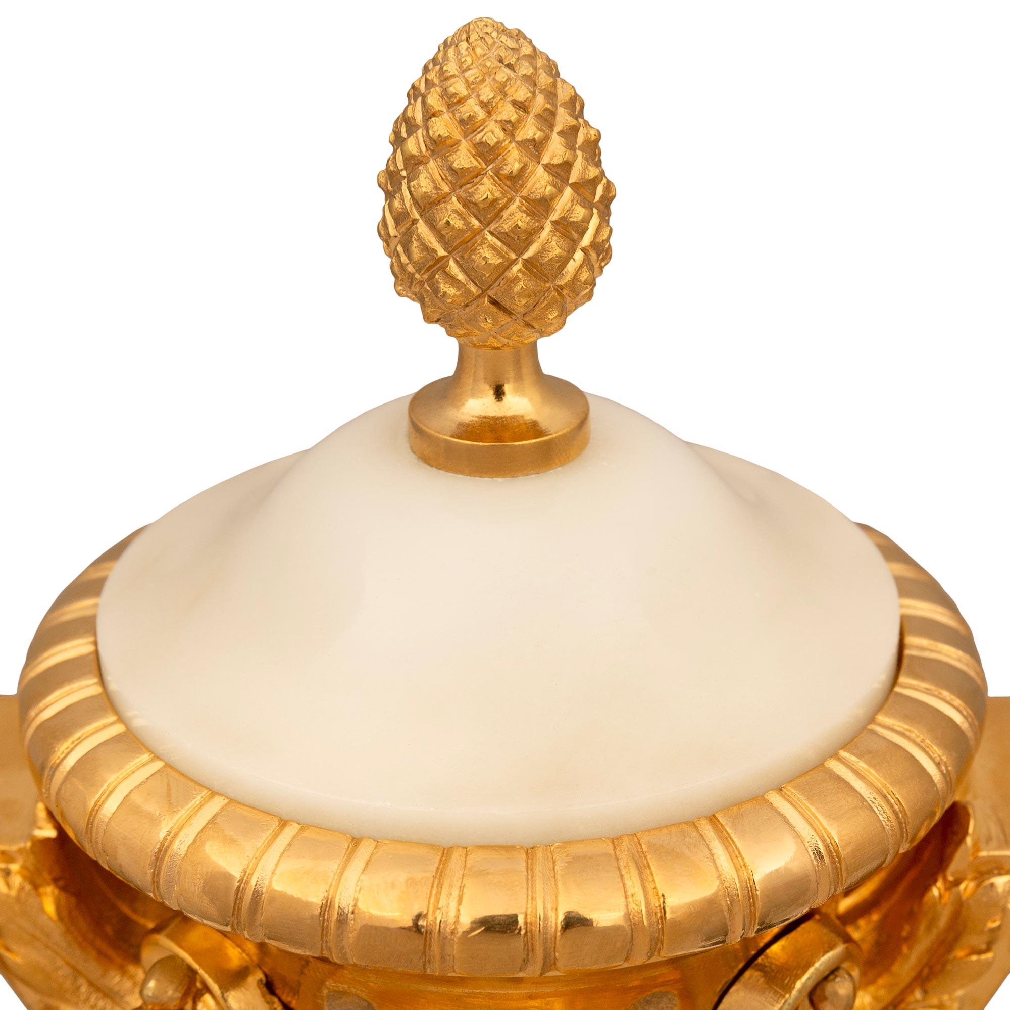Similoro coppia di urne francesi del XIX secolo in stile Luigi XVI in ormolu e marmo bianco di Carrara in vendita