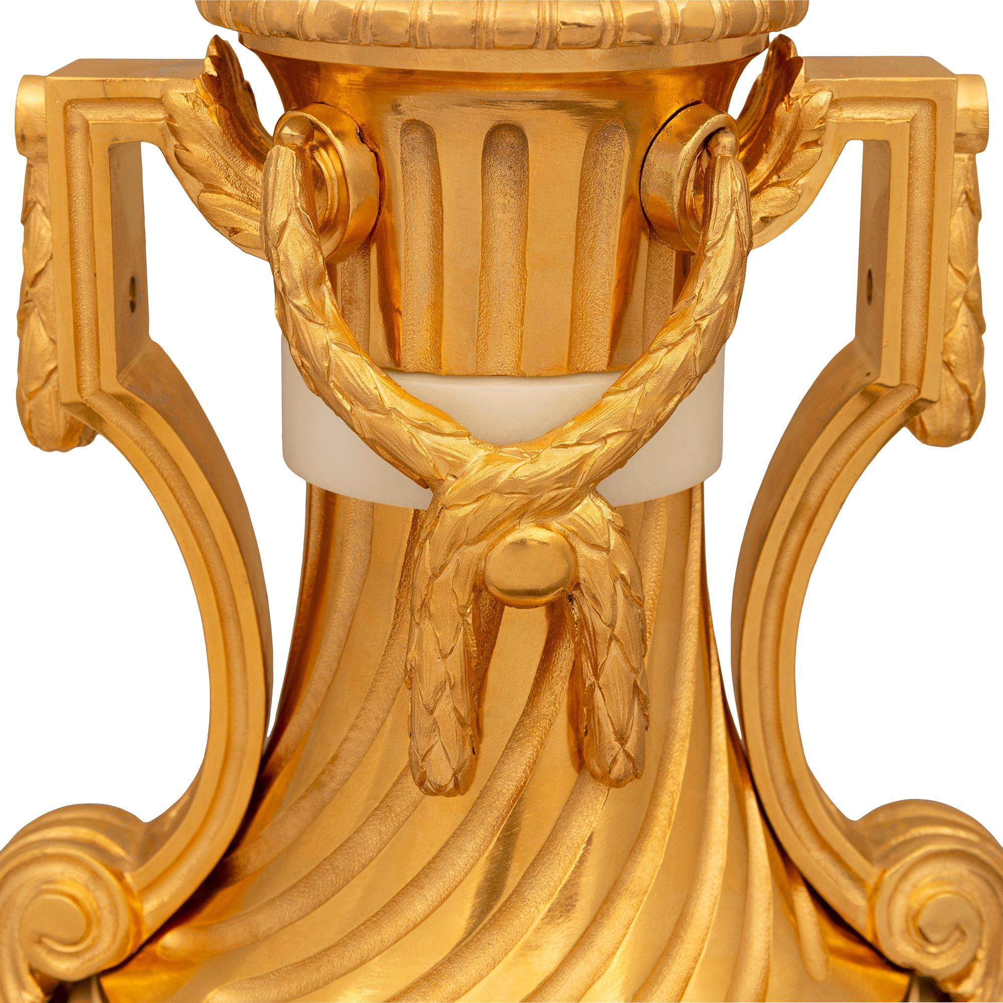 coppia di urne francesi del XIX secolo in stile Luigi XVI in ormolu e marmo bianco di Carrara in vendita 1