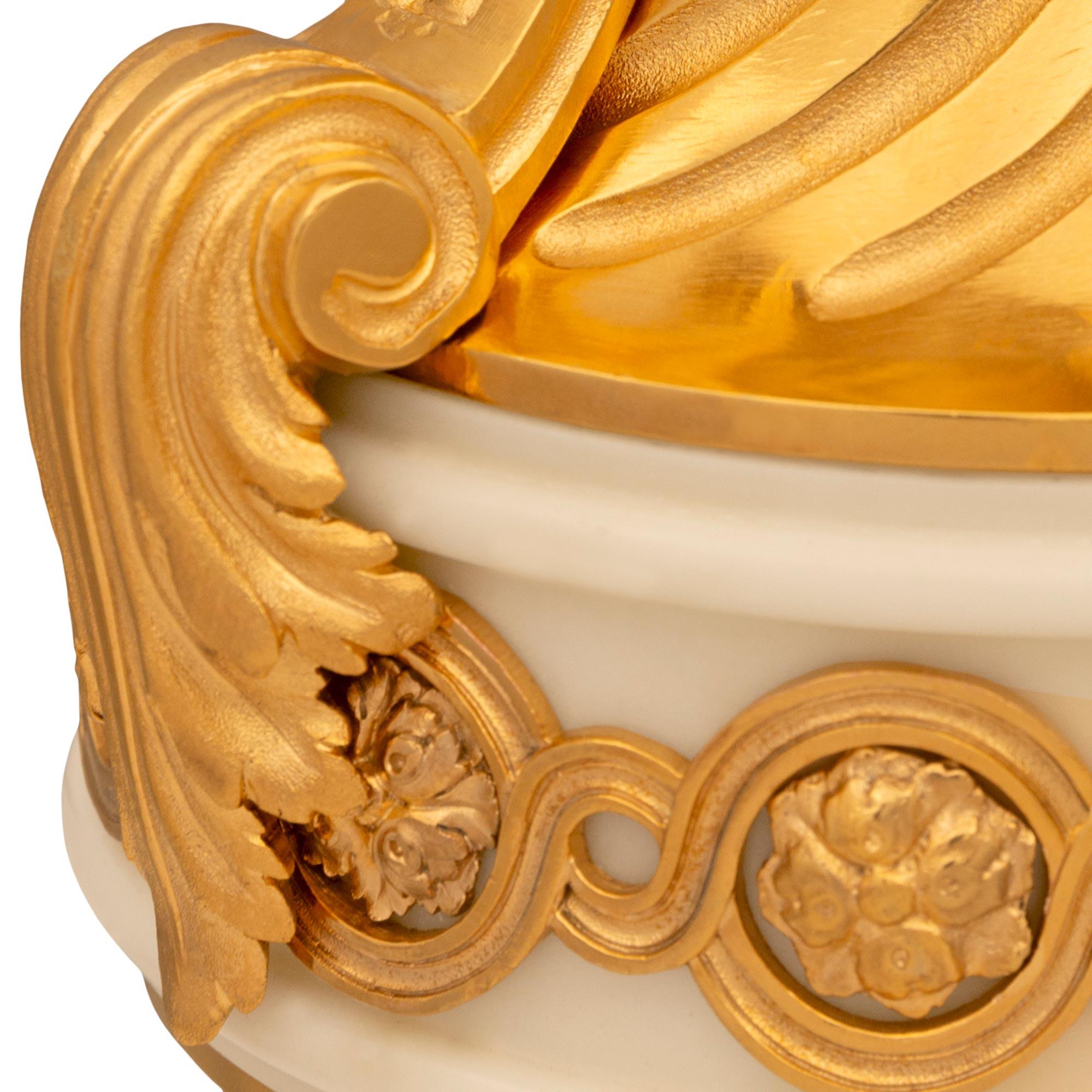 coppia di urne francesi del XIX secolo in stile Luigi XVI in ormolu e marmo bianco di Carrara in vendita 2