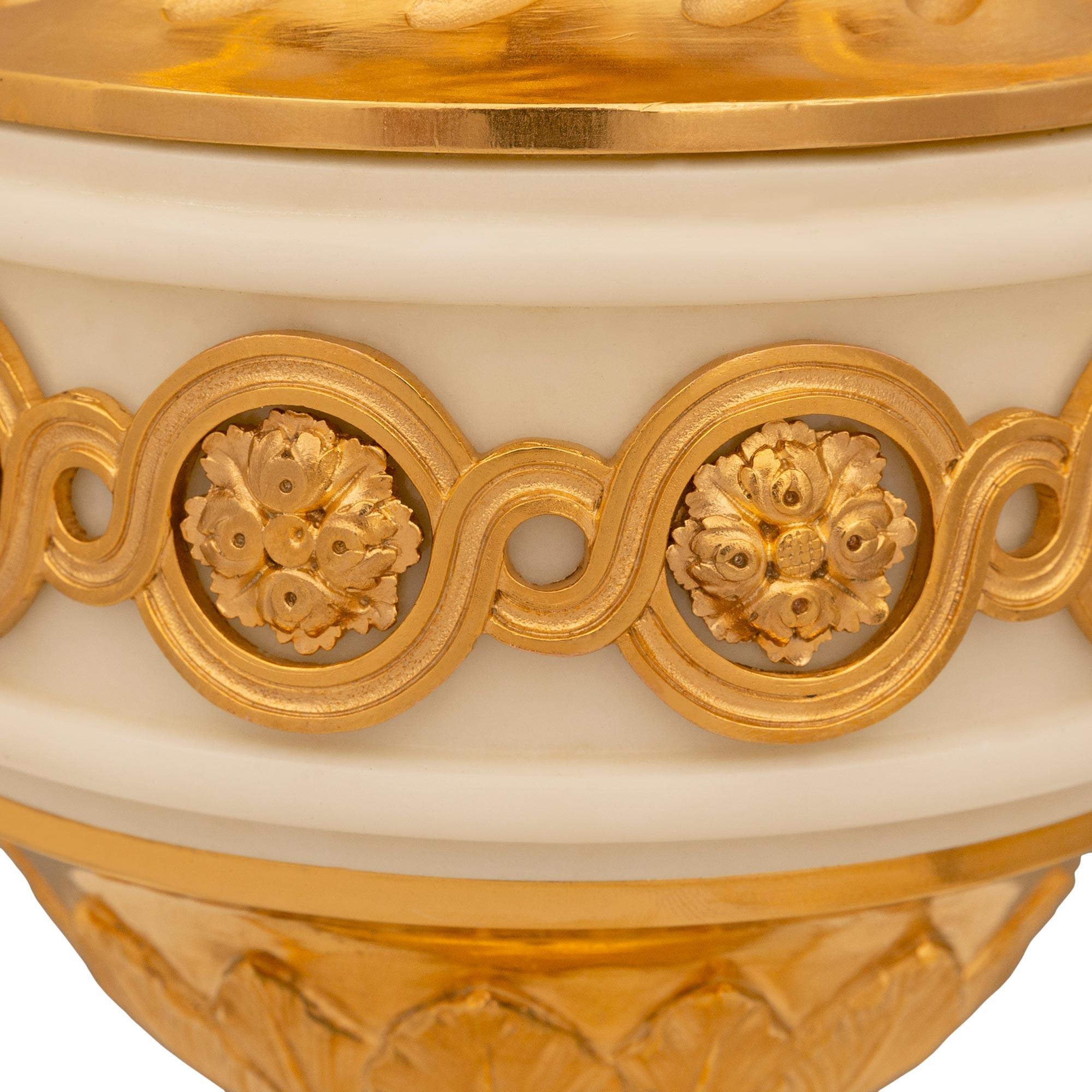 coppia di urne francesi del XIX secolo in stile Luigi XVI in ormolu e marmo bianco di Carrara in vendita 3