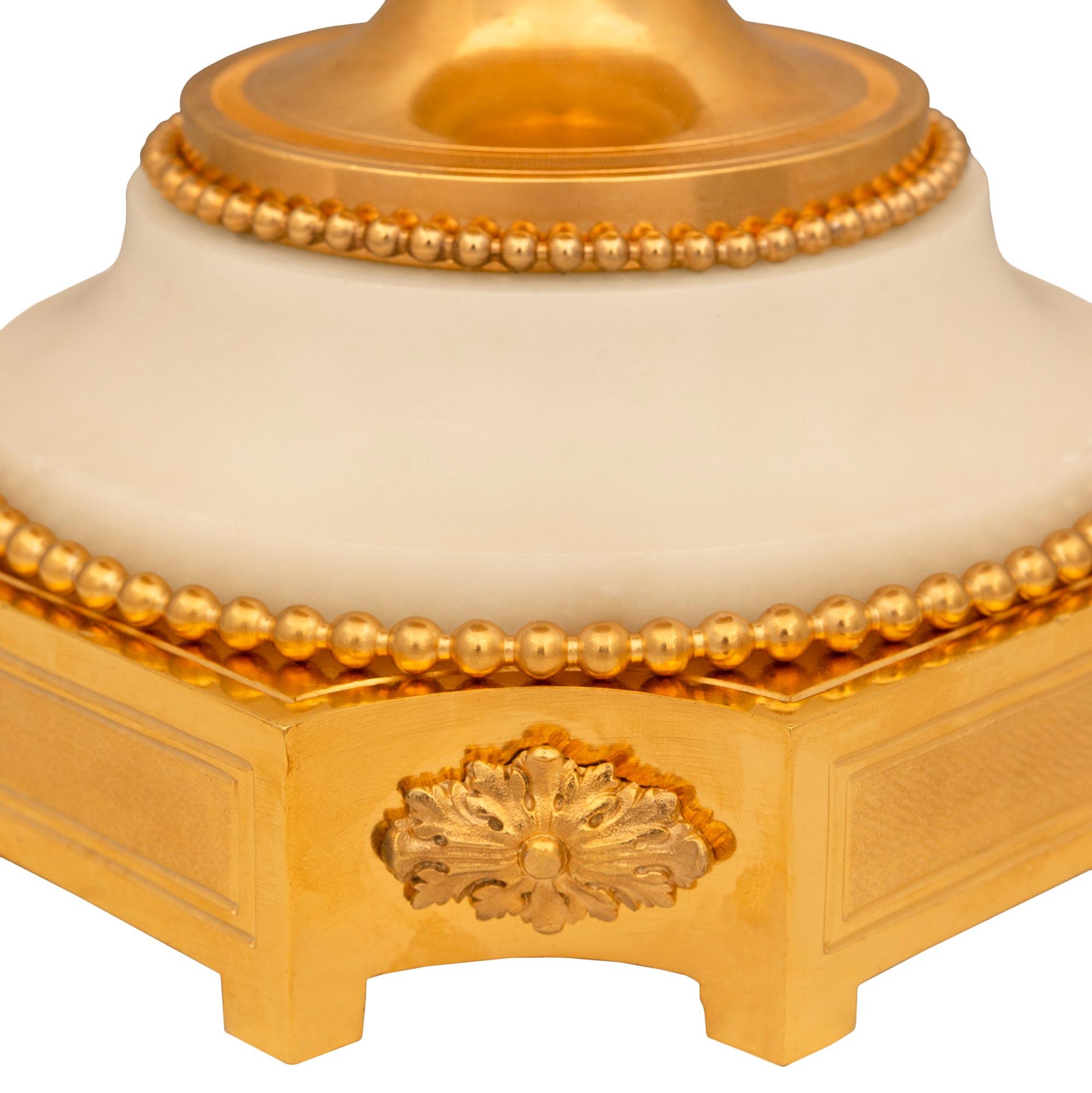 coppia di urne francesi del XIX secolo in stile Luigi XVI in ormolu e marmo bianco di Carrara in vendita 4