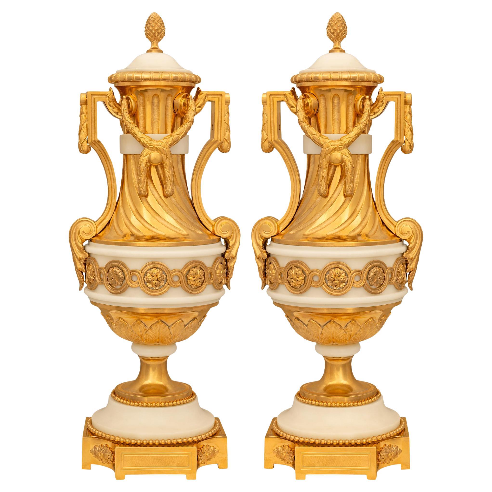 coppia di urne francesi del XIX secolo in stile Luigi XVI in ormolu e marmo bianco di Carrara