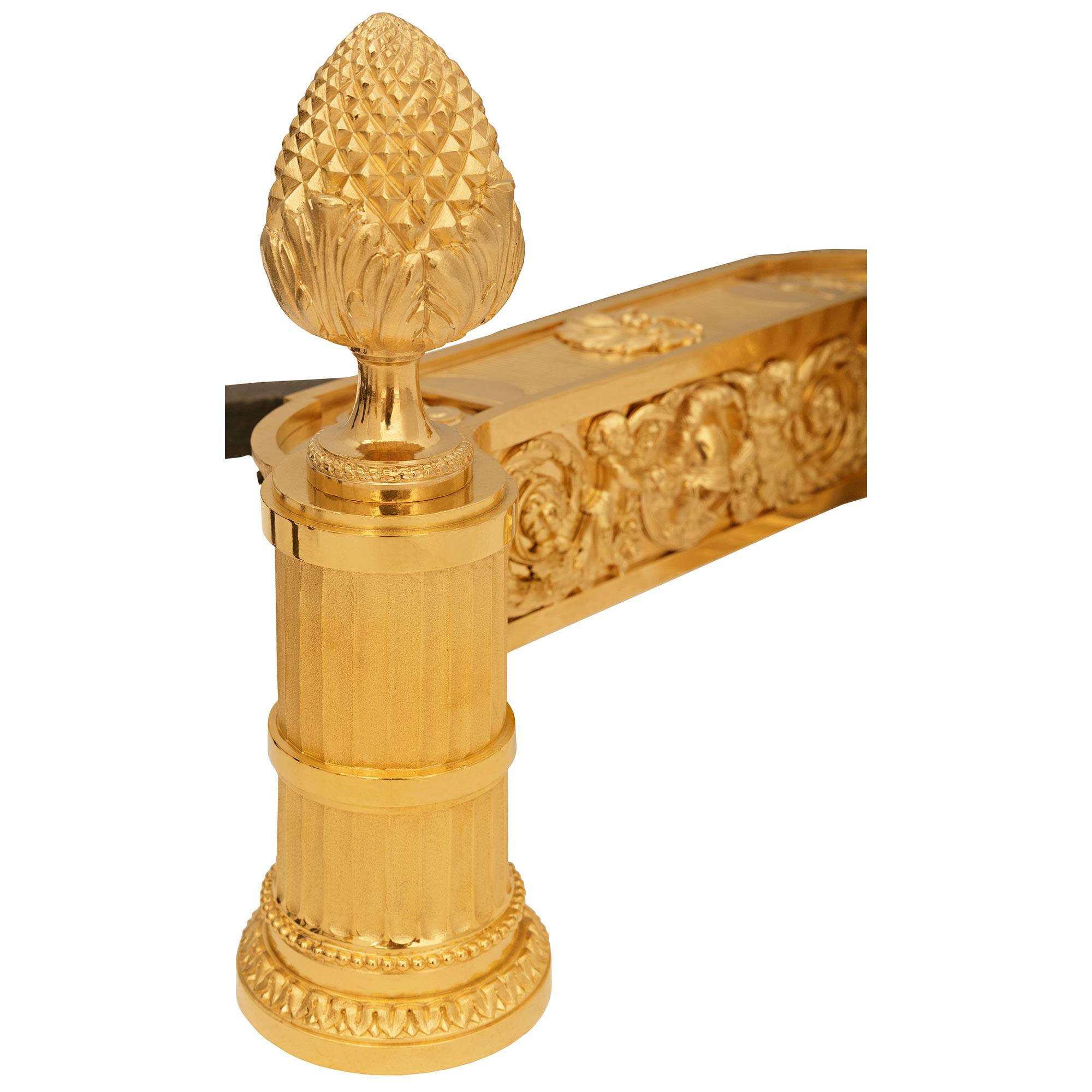 coppia di candelabri francesi del XIX secolo in stile Luigi XVI con ormolatura e ferro battuto in vendita 5